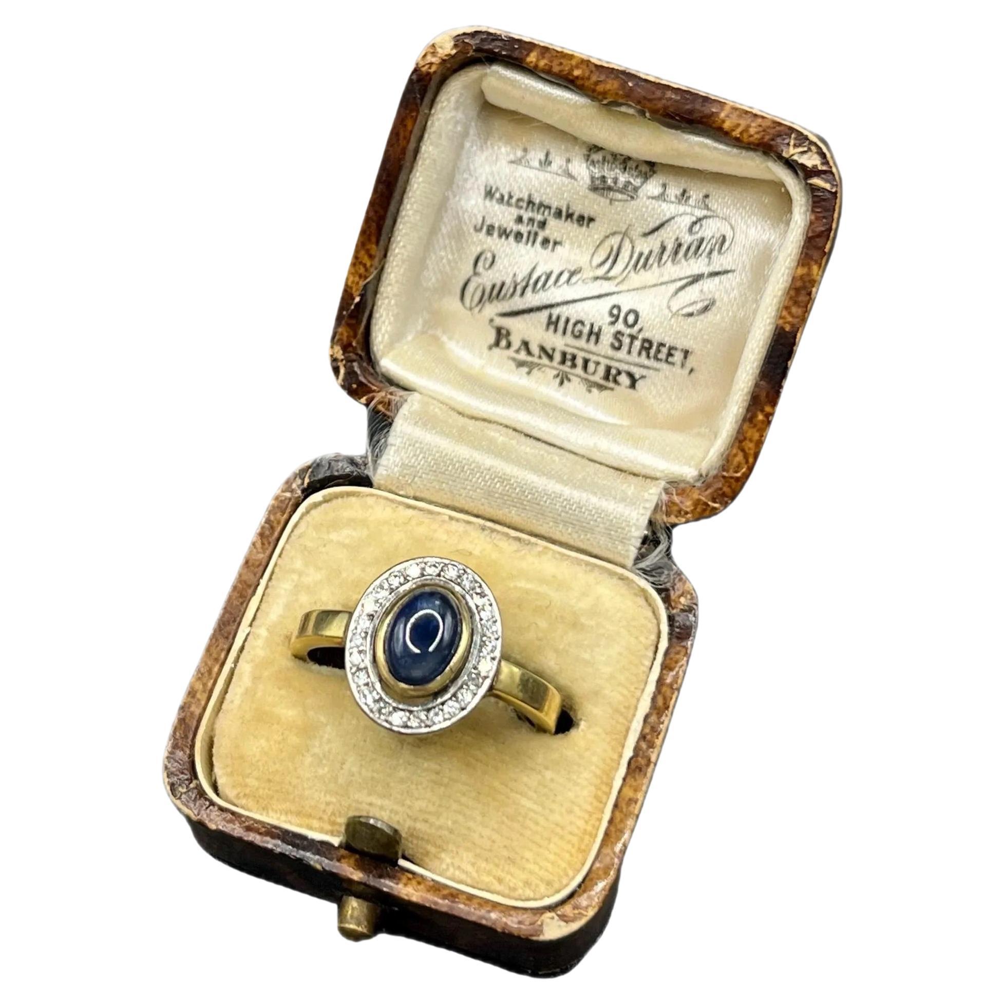 Anello a grappolo ovale con zaffiro cabochon e diamante, Art Deco, 18ct Gold, CIRCA 1920 in vendita