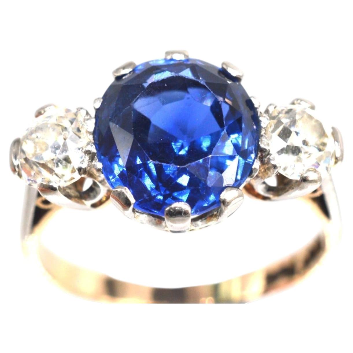 Bague Art déco en or 18 carats et platine, sertie de trois pierres : un saphir de Ceylan et deux diamants en vente