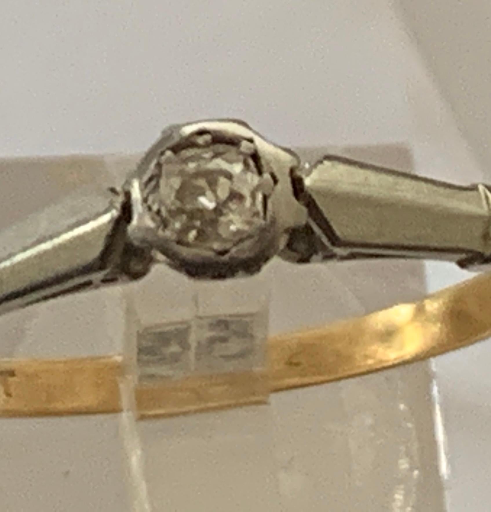 Art Decó Años 20 - 30
Anillo de diamantes en oro de 18 ct y platino

Diamante auténtico de aproximadamente 0,10 quilates
Diamante talla mina antiguo
Diamante vivo muy fuerte
respondió inmediatamente al probador GEM TRUE

Talla grande U.K -