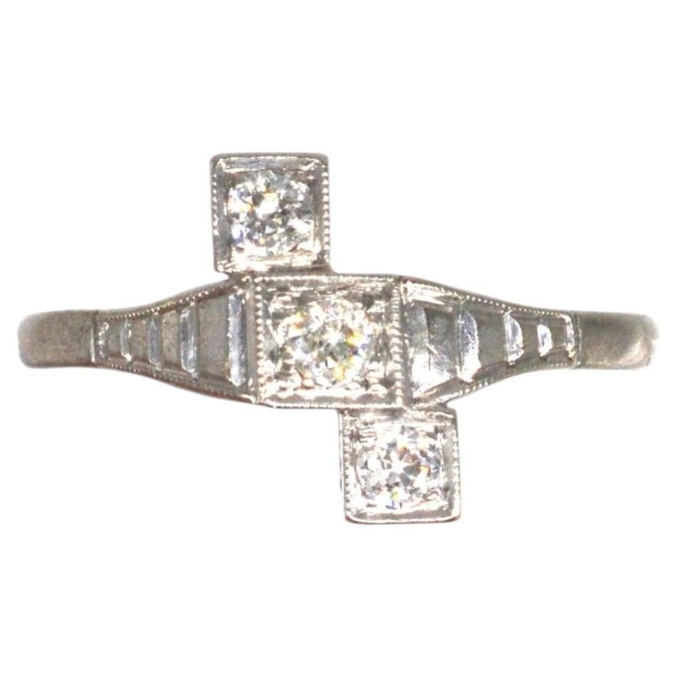 Art Deco 18ct White Gold & Platinum Three Stone Crossover Diamond Ring For Sale