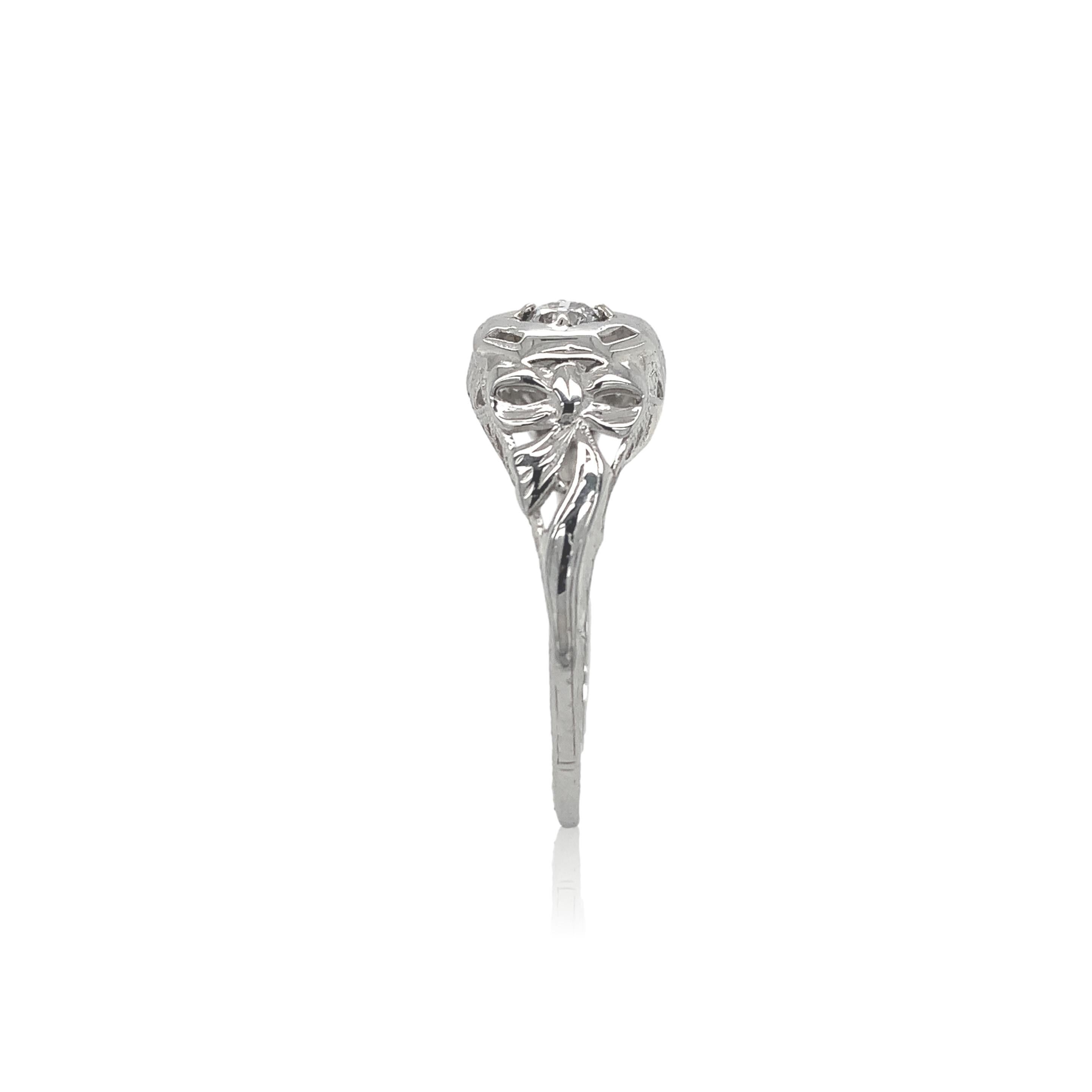 Art Deco 18K .14ct Diamond Filigree Ring with Bows In Good Condition For Sale In Big Bend, WI