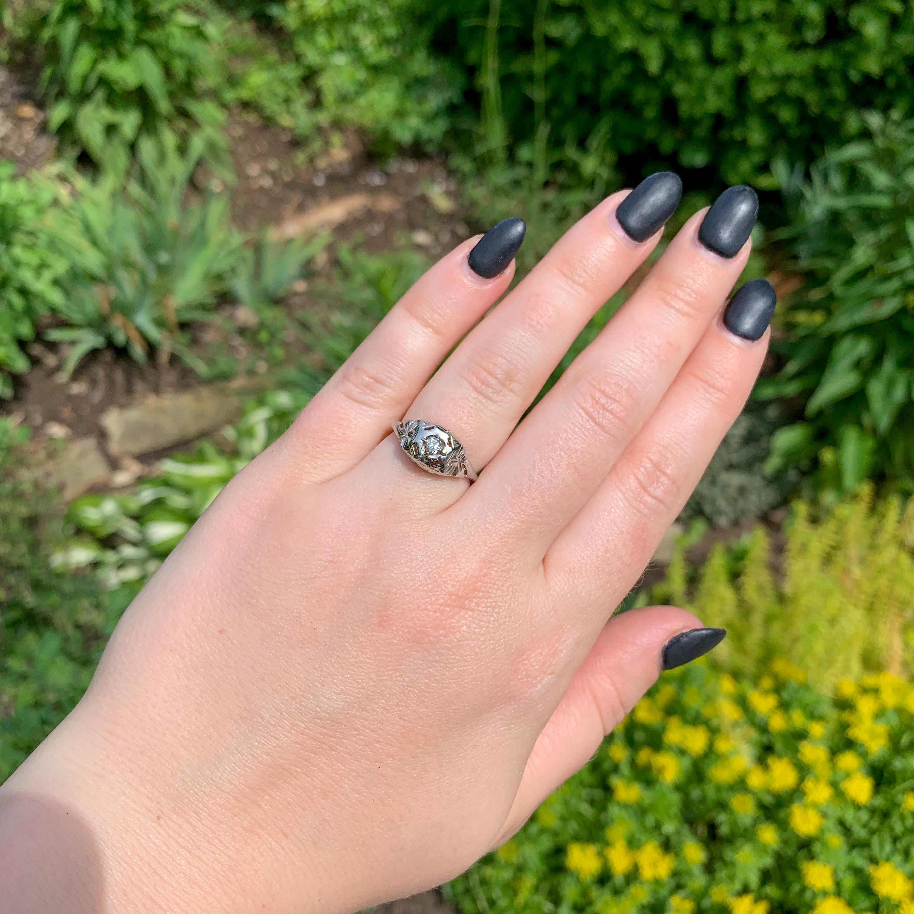 Art Deco 18K .14ct Diamond Filigree Ring with Bows For Sale 1