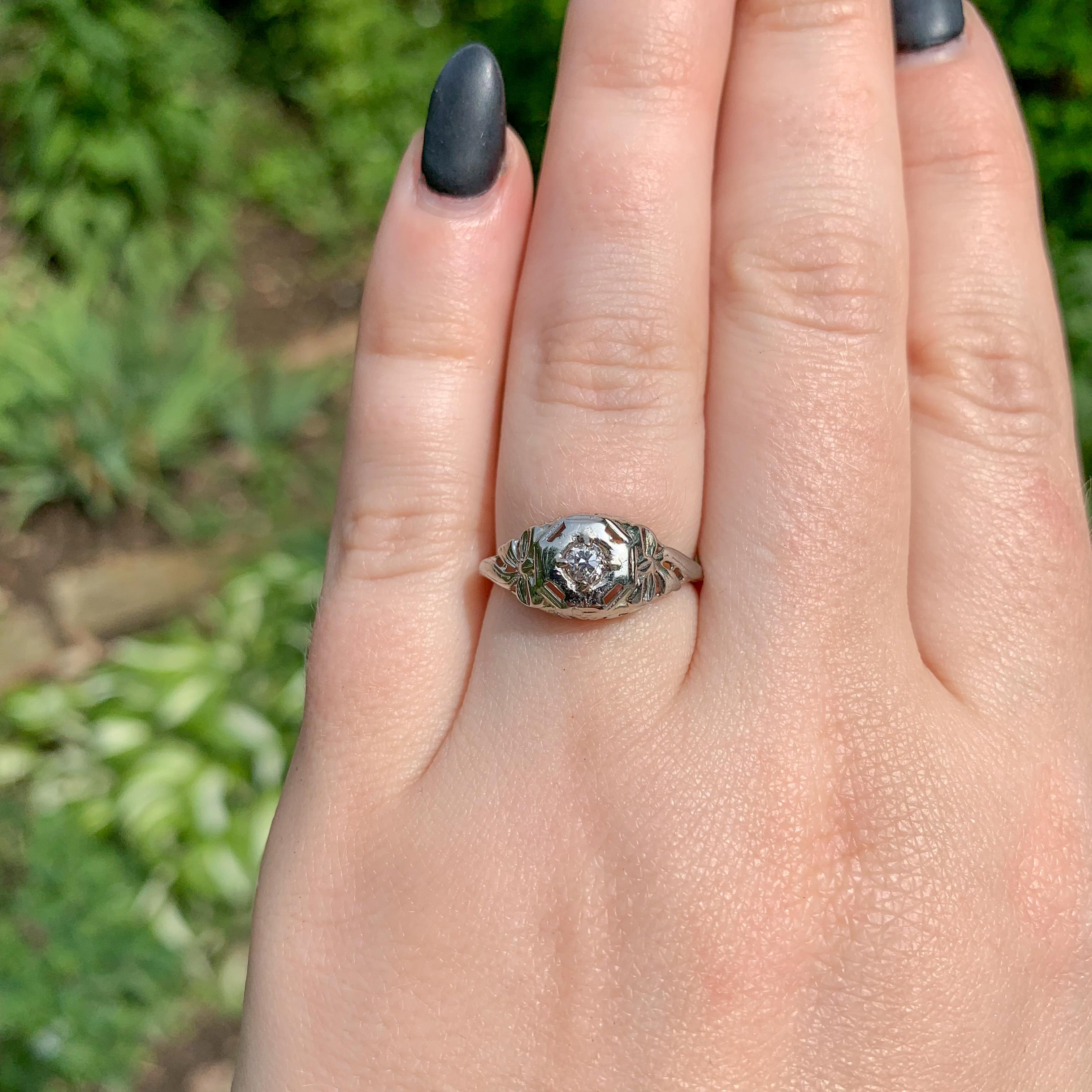 Art Deco 18K .14ct Diamond Filigree Ring with Bows For Sale 2