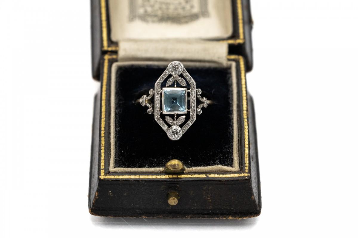 Anello d'oro Art Deco antico con acquamarina e diamanti. Realizzato in oro giallo 18 carati e platino. 
Acquamarina di colore blu chiaro e vivido di circa 0,80 ct. circondata da diamanti taglio vecchio europeo di massa totale pari a 0,68 ct. 
Peso:
