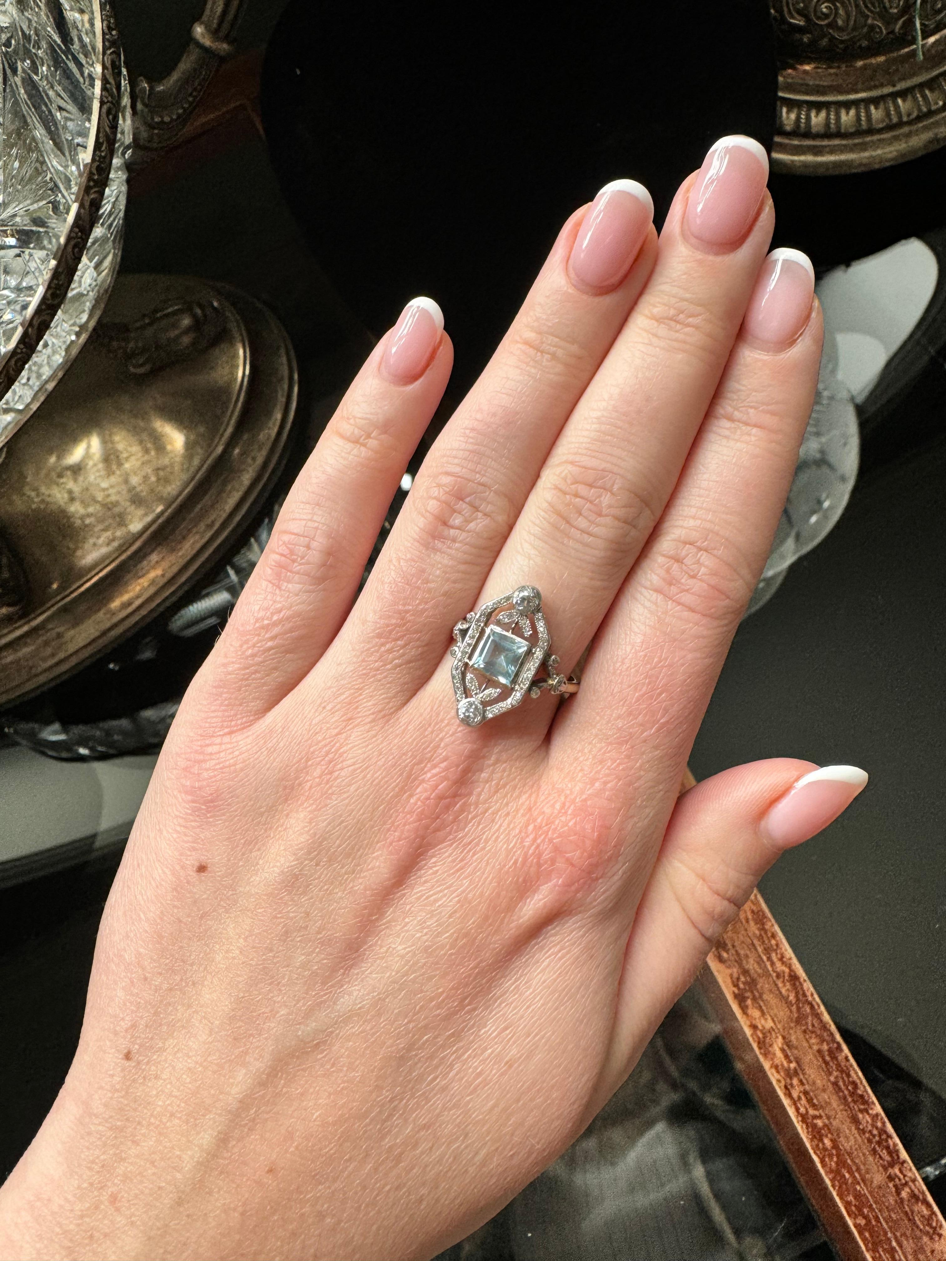 Quadrato Anello Art Deco in oro 18 carati e platino con acquamarina e diamanti in vendita