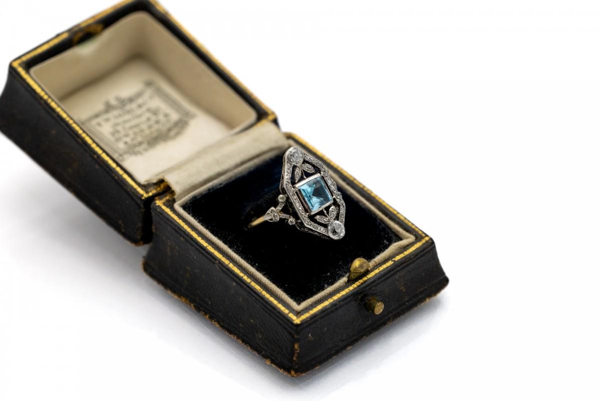 Art Deco 18K Gold and Platinum Ring with Aquamarine and Diamonds For Sale 2