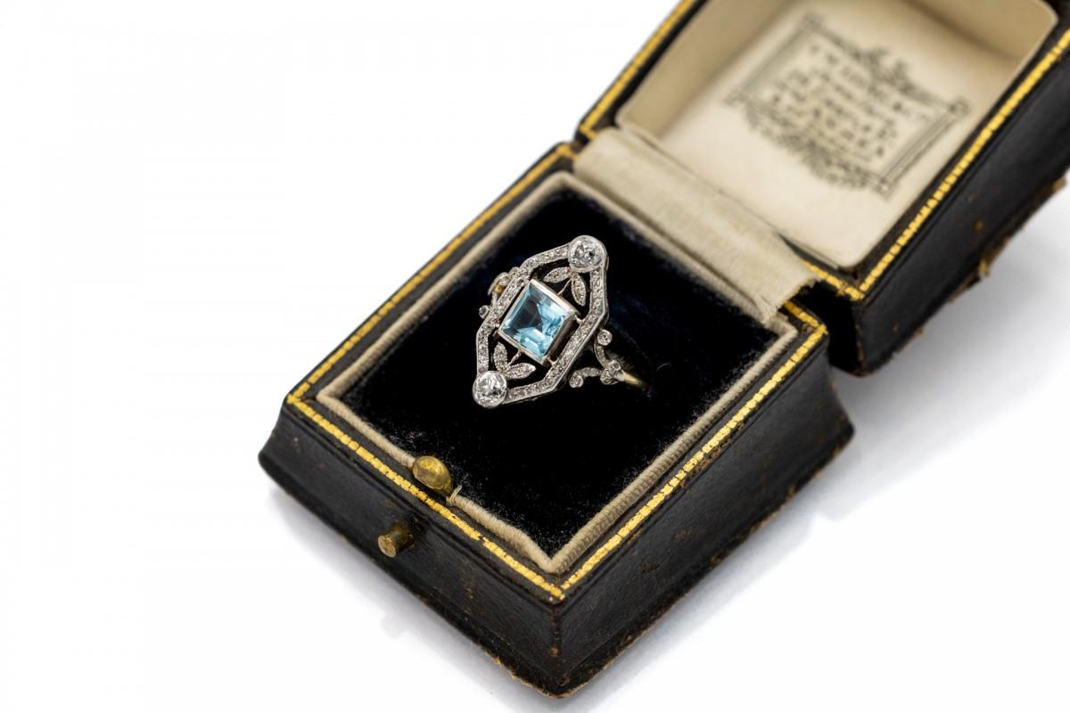 Art Deco 18K Gold and Platinum Ring with Aquamarine and Diamonds For Sale 3