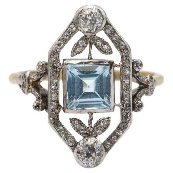 Art Deco 18K Gold and Platinum Ring with Aquamarine and Diamonds For Sale