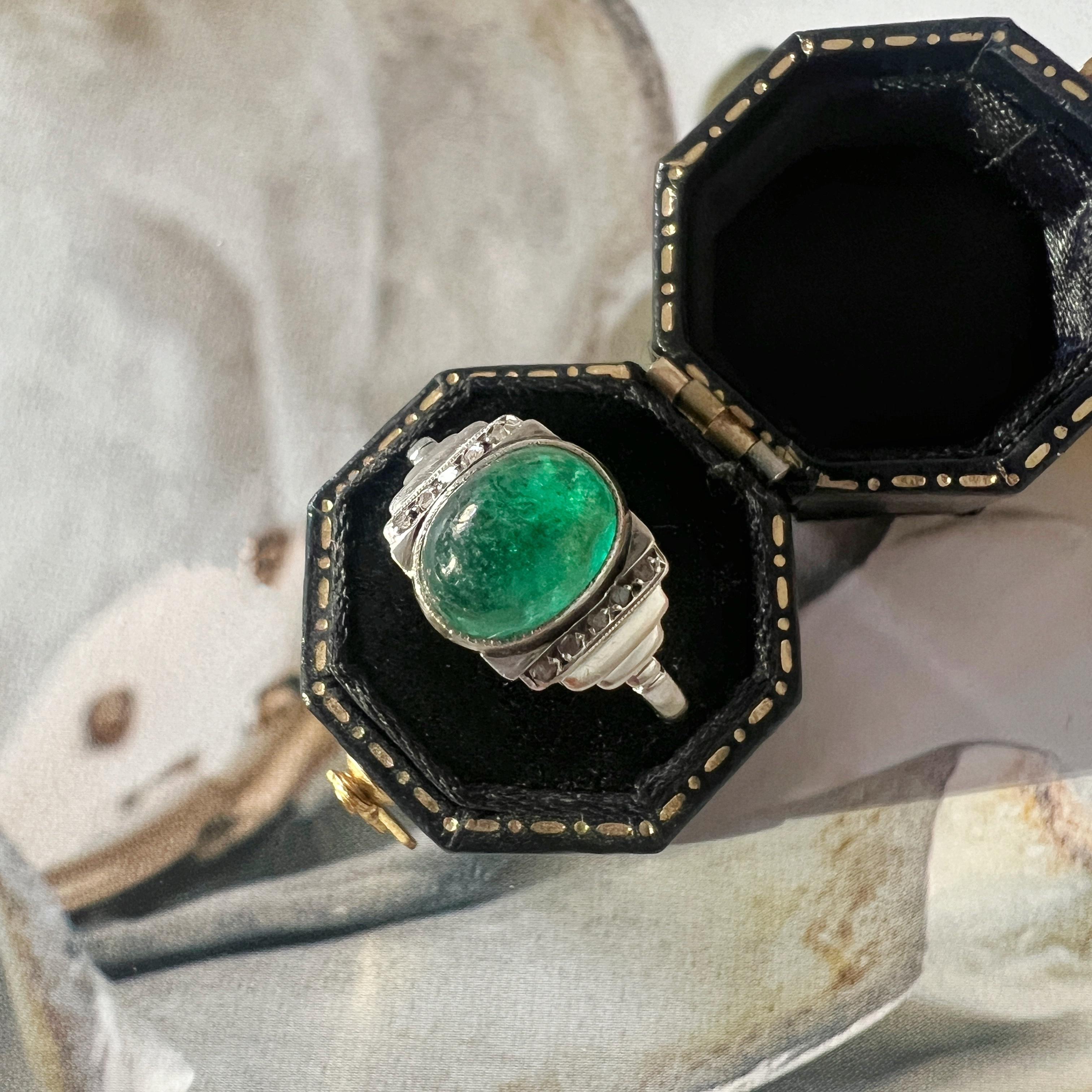 Cabochon Art Deco 18K gold emerald cabochon diamond ring
