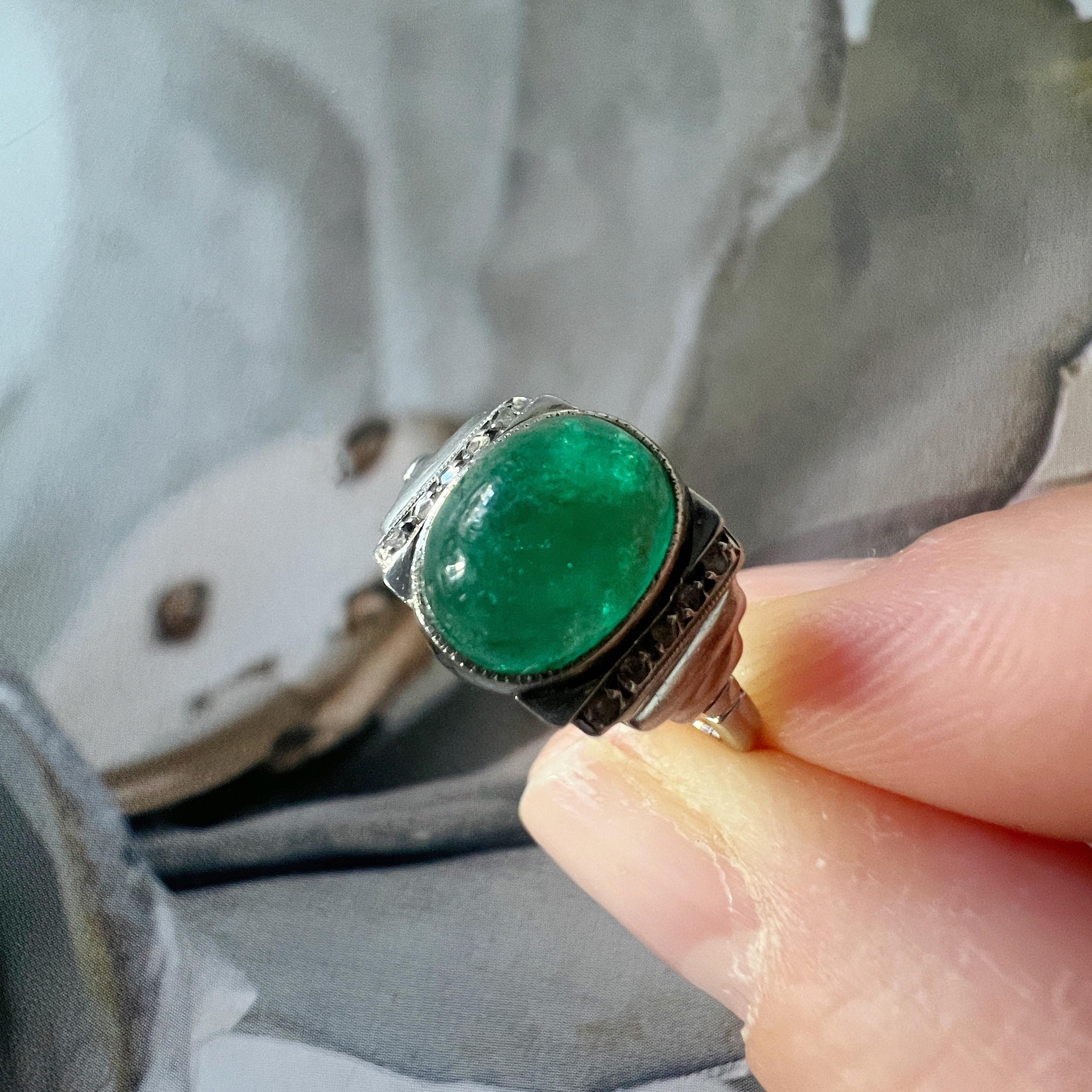 Art Deco 18K gold emerald cabochon diamond ring In Good Condition In Versailles, FR