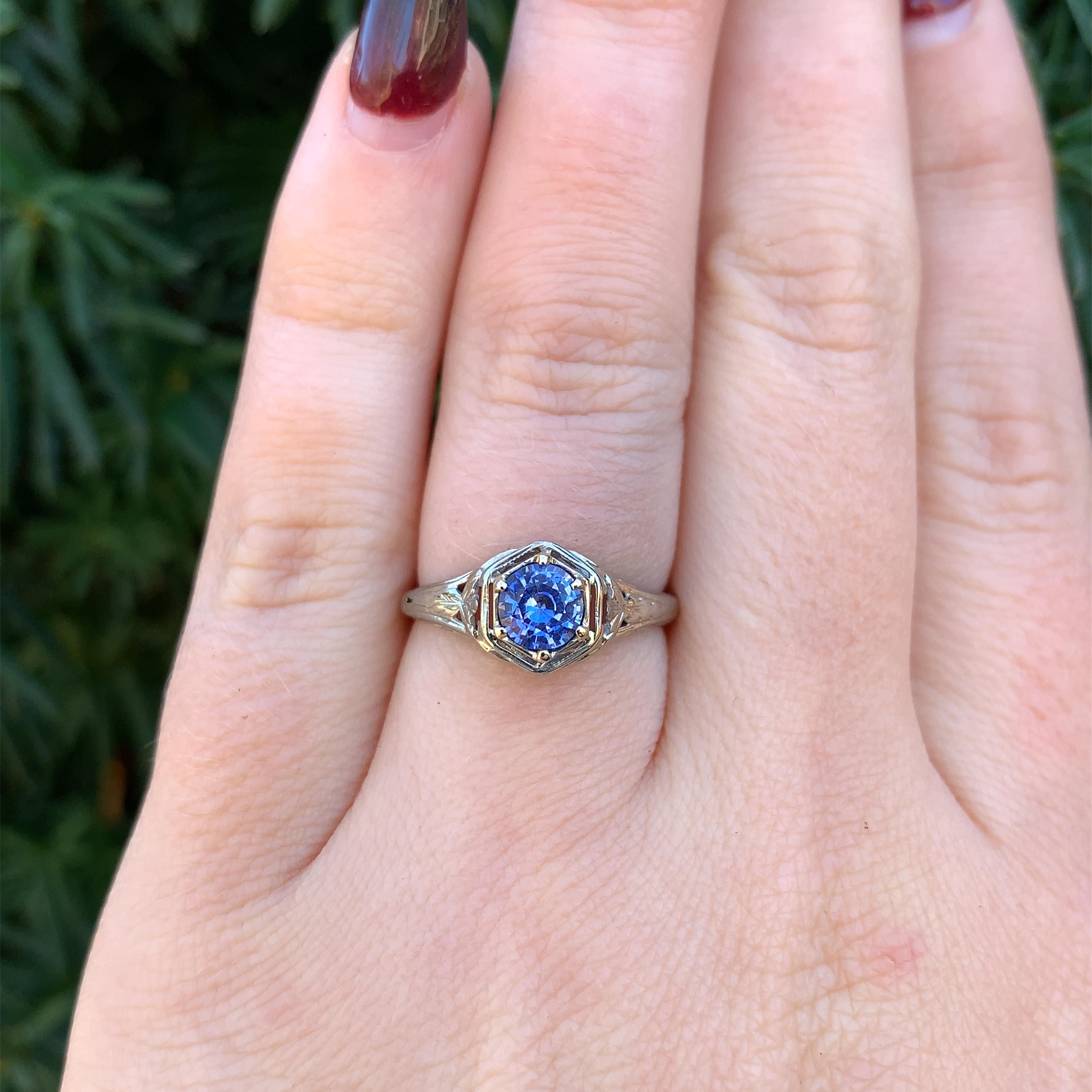 Art Deco 18K Gold Filigree Ring with .63ct. Sapphire For Sale 2