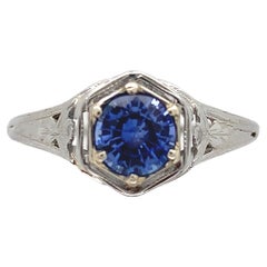 Bague Art Déco en or 18K filigrané avec .63ct. Saphir