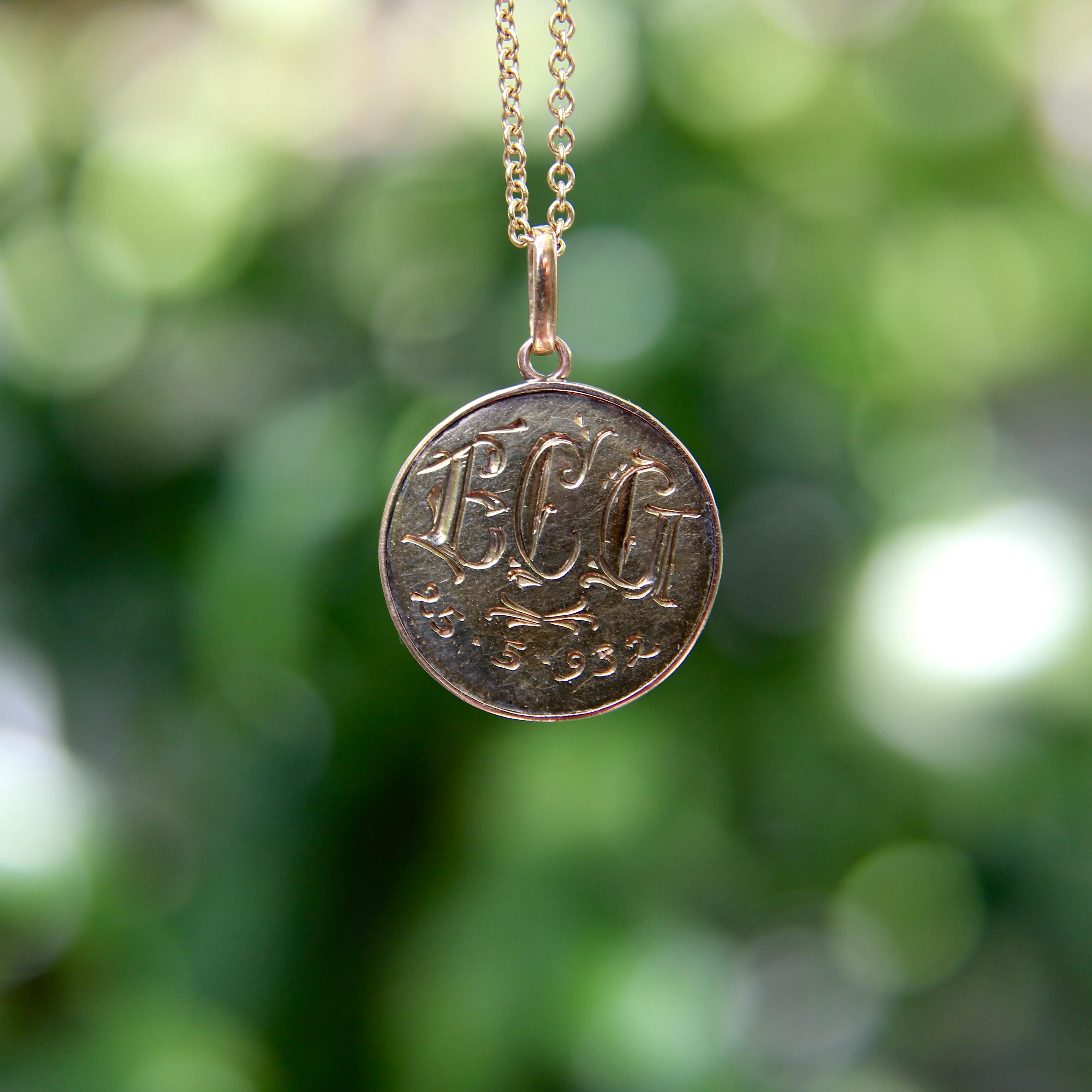 Ciondolo a forma di medaglione con cuore sacro in oro 18 carati dipinto a mano Art Deco in vendita 5