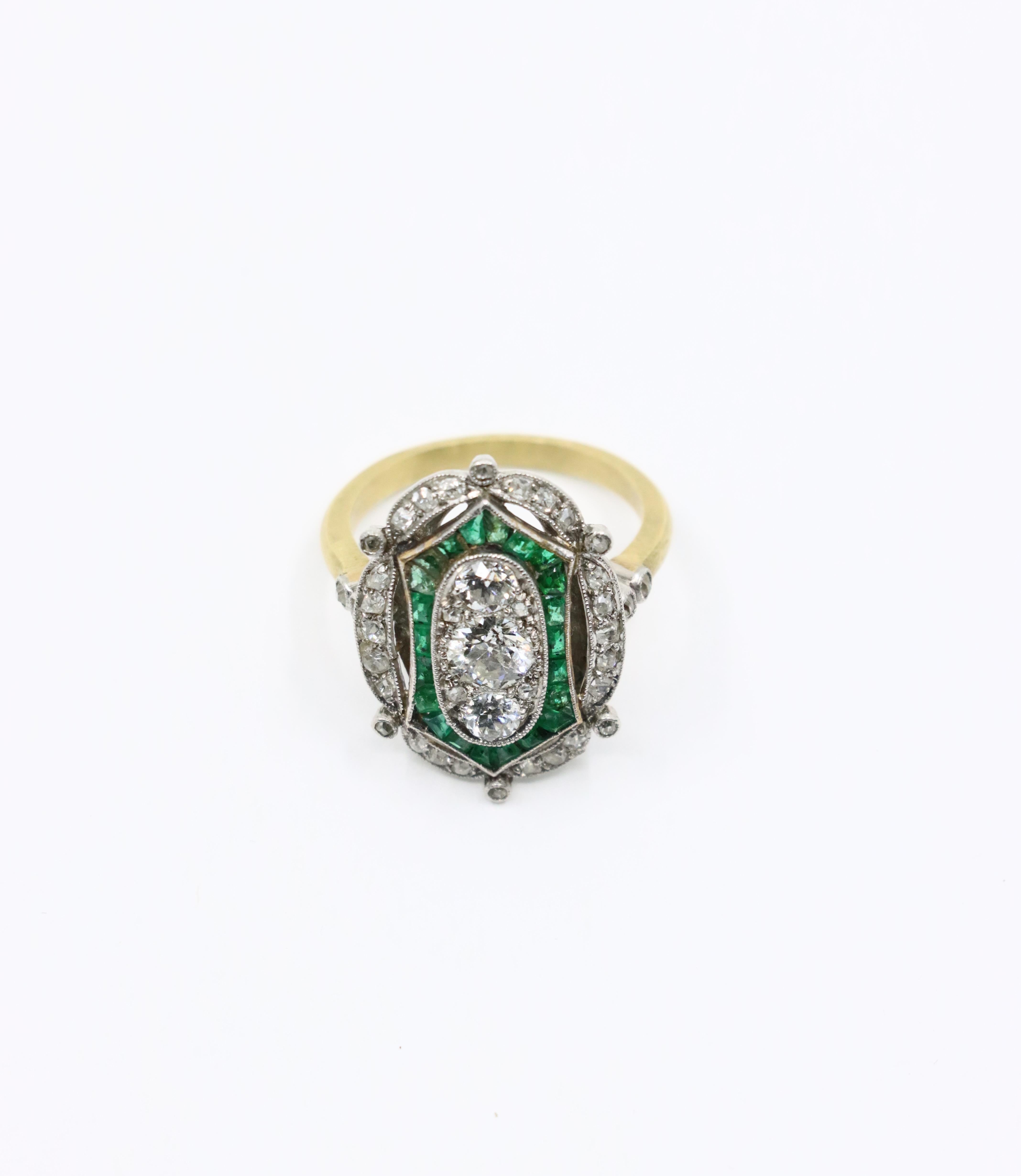 Anillo Art Déco de Oro de 18K y Platino con Esmeralda de Diamantes en venta 8