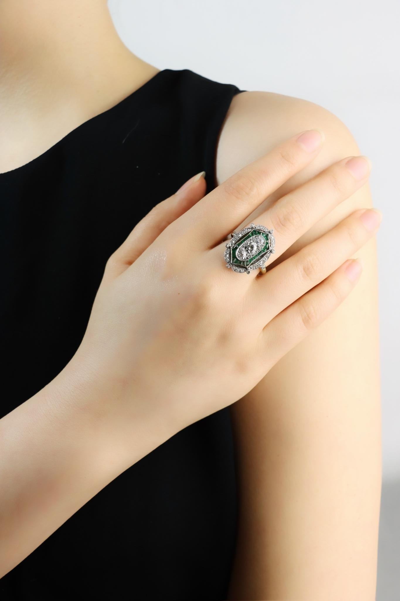 Anillo Art Déco de oro de 18 quilates y platino con diamantes Esmeralda con un anillo de metal mixto (platino y oro de 18 quilates) montado con aproximadamente:
1,29 quilates de numerosos diamantes casi incoloros, tres diamantes redondos más grandes