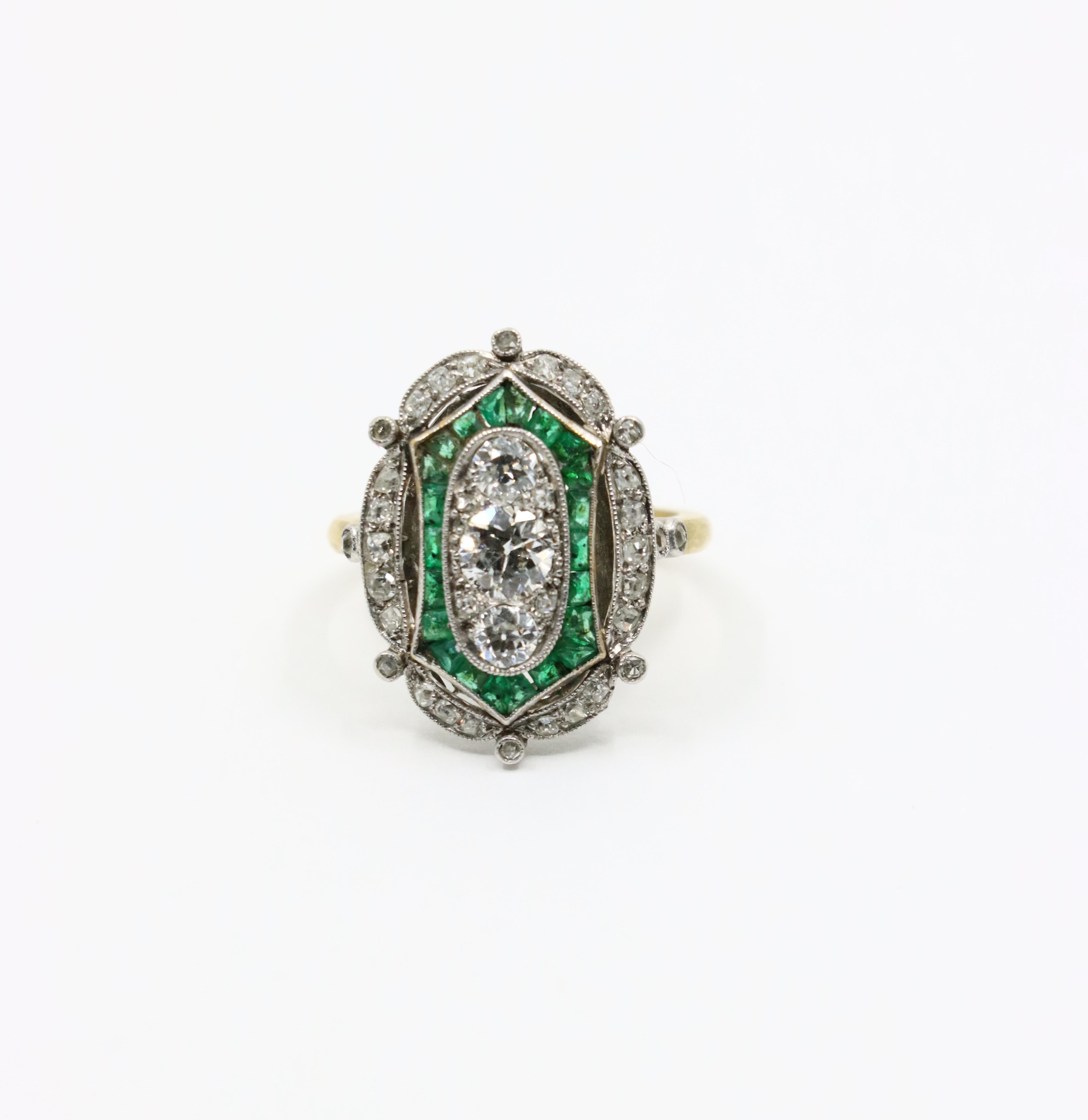 Anillo Art Déco de Oro de 18K y Platino con Esmeralda de Diamantes Art Decó en venta