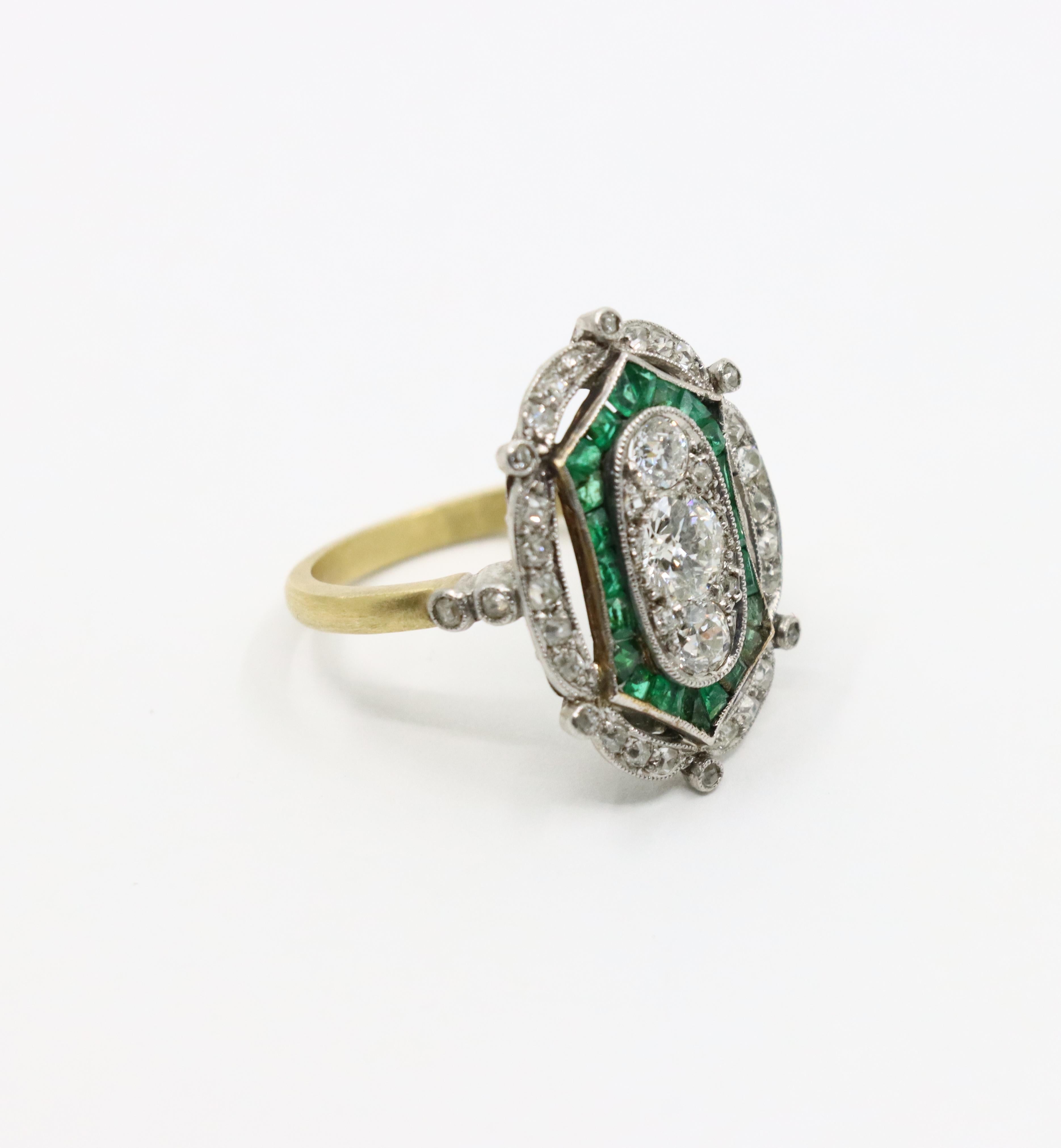 Anillo Art Déco de Oro de 18K y Platino con Esmeralda de Diamantes Corte redondo en venta