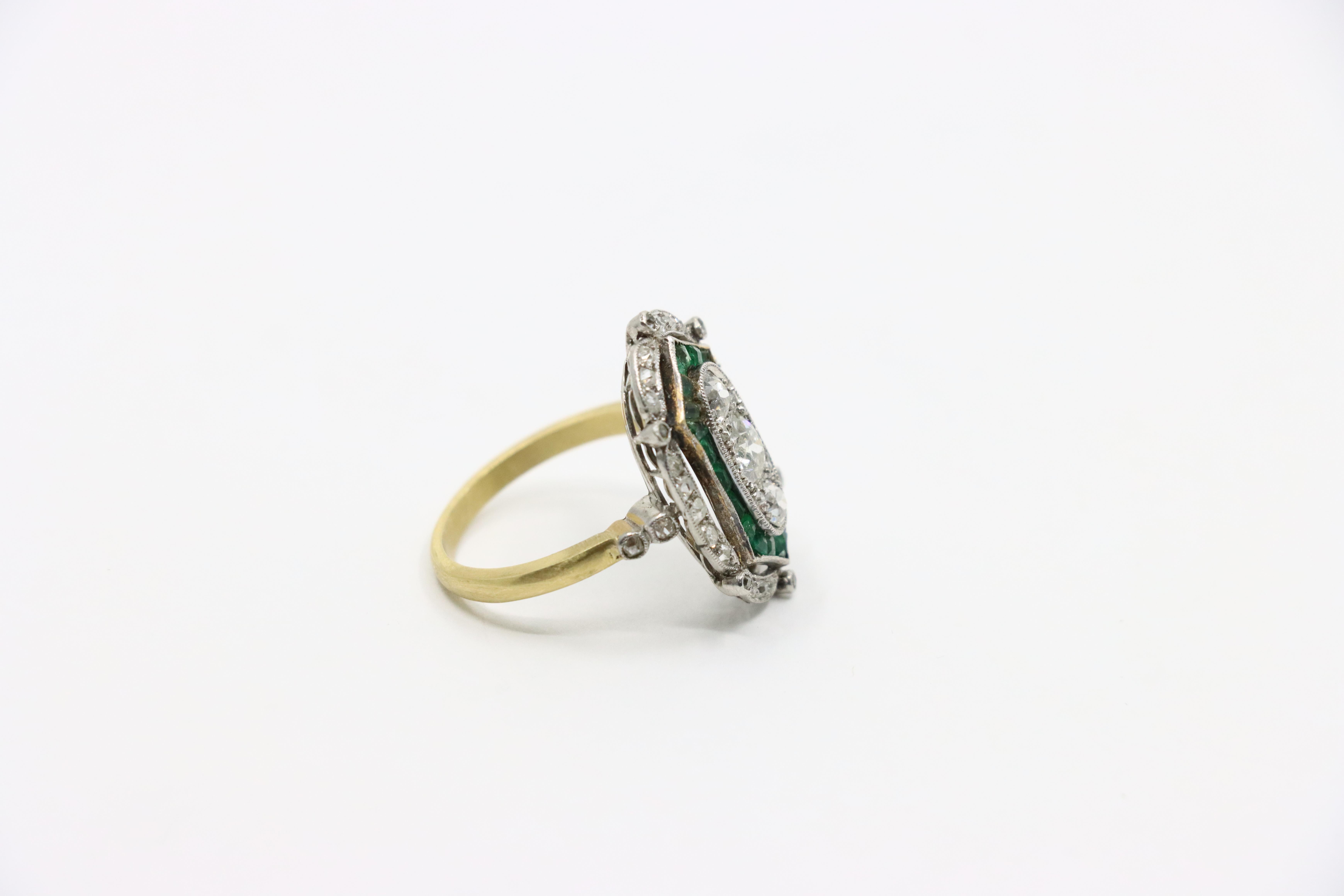 Anillo Art Déco de Oro de 18K y Platino con Esmeralda de Diamantes en Bueno estado para la venta en Flushing, NY