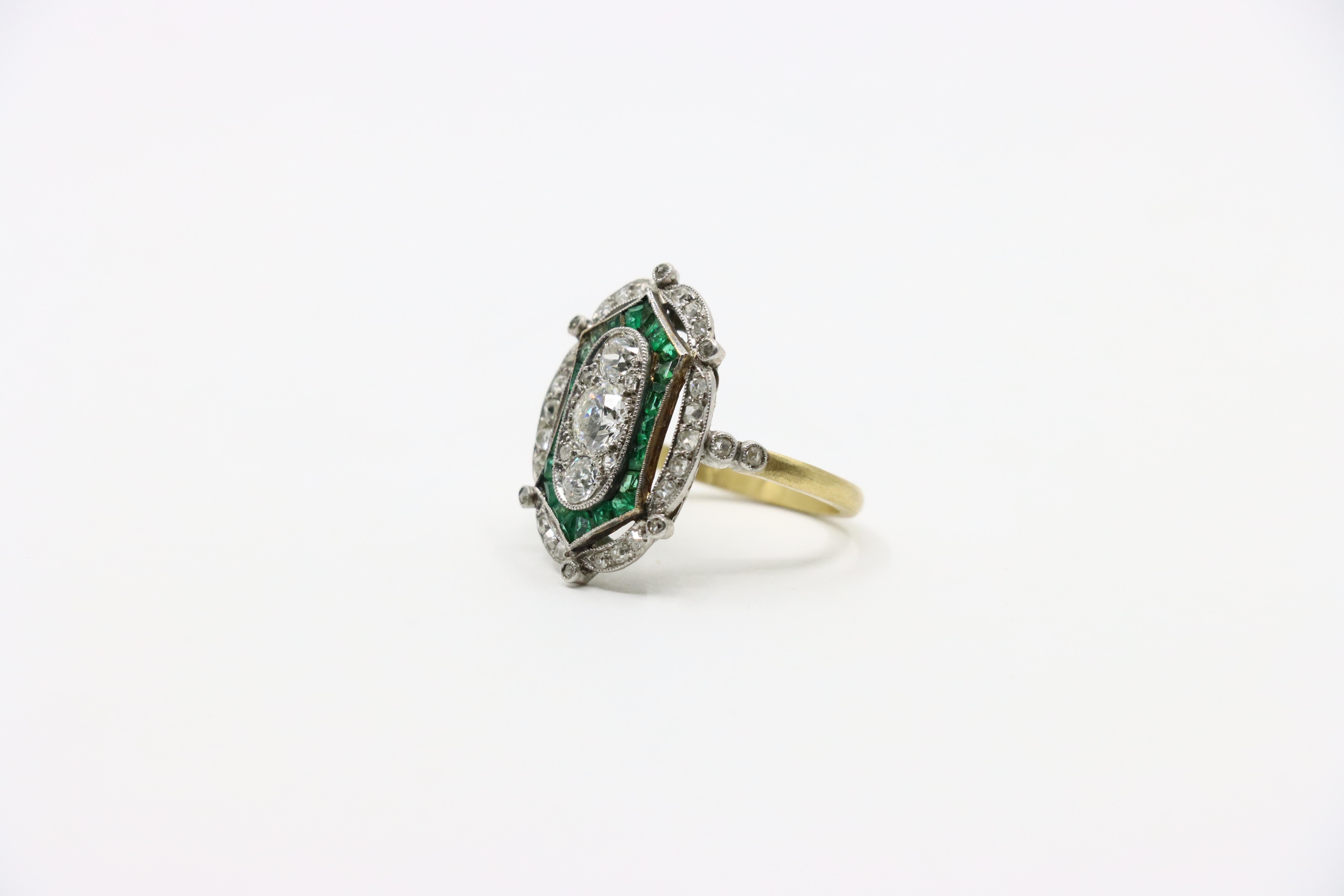 Anillo Art Déco de Oro de 18K y Platino con Esmeralda de Diamantes en venta 1