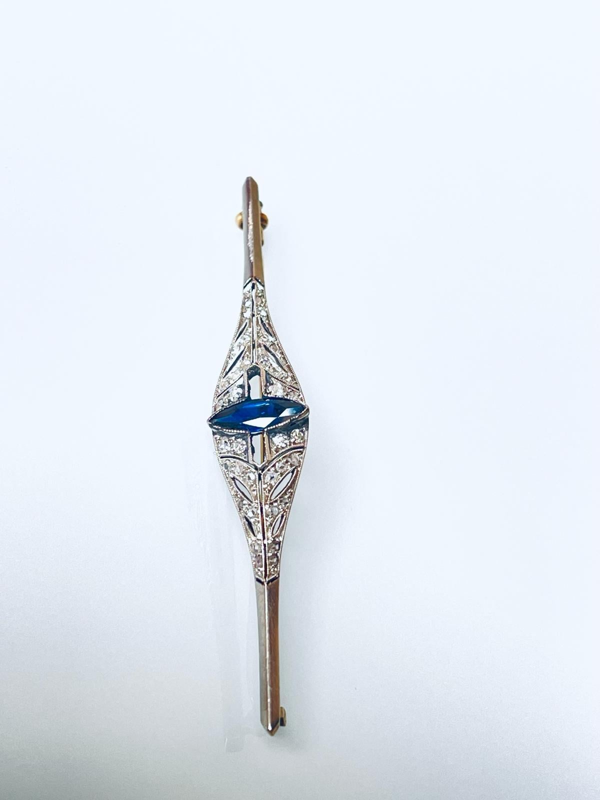 Art Deco Brosche, 18 Karat Gold Platin Diamant Saphir (Rosenschliff) im Angebot