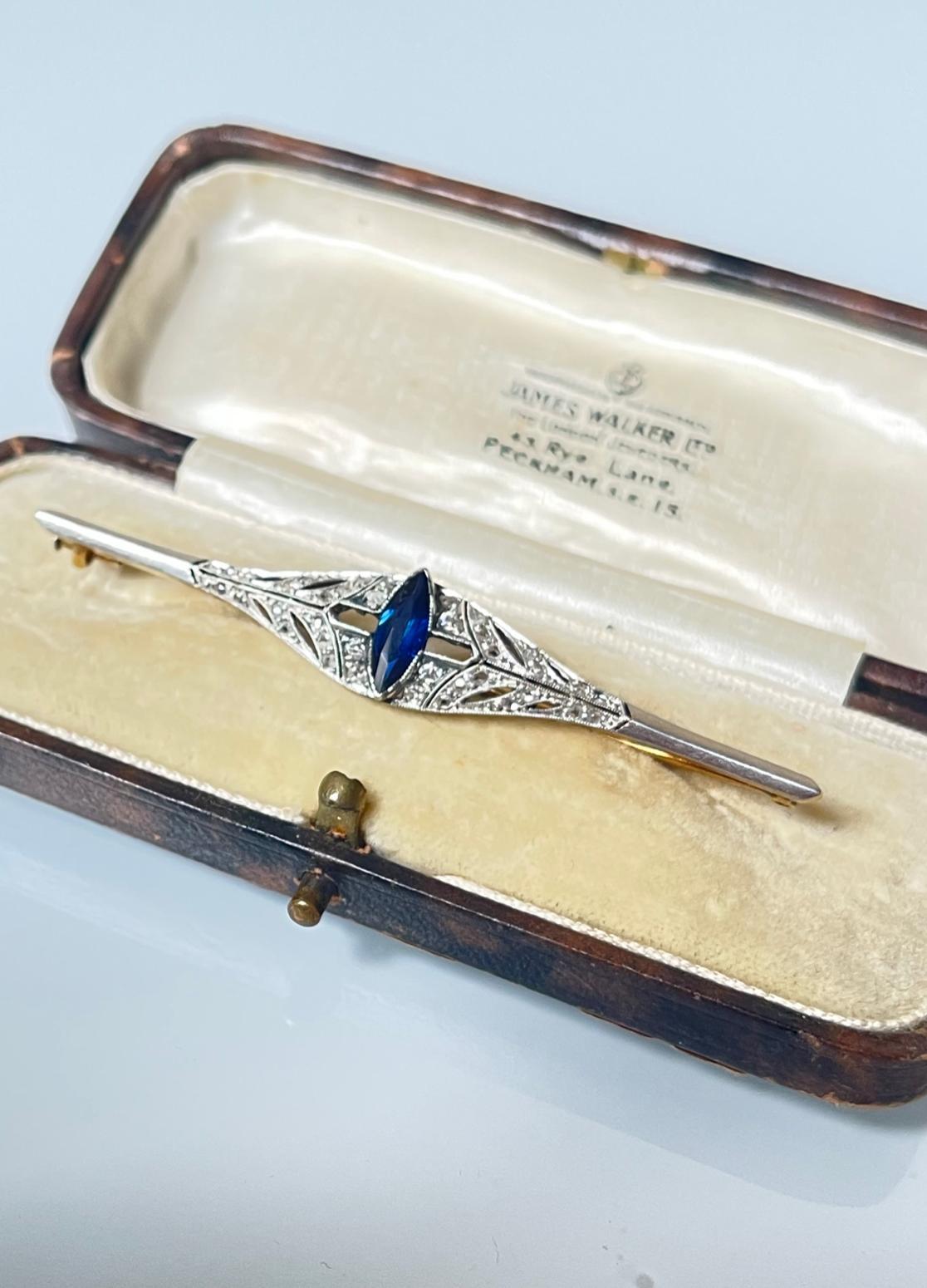 Art Deco Brosche, 18 Karat Gold Platin Diamant Saphir im Zustand „Gut“ im Angebot in Firenze, IT