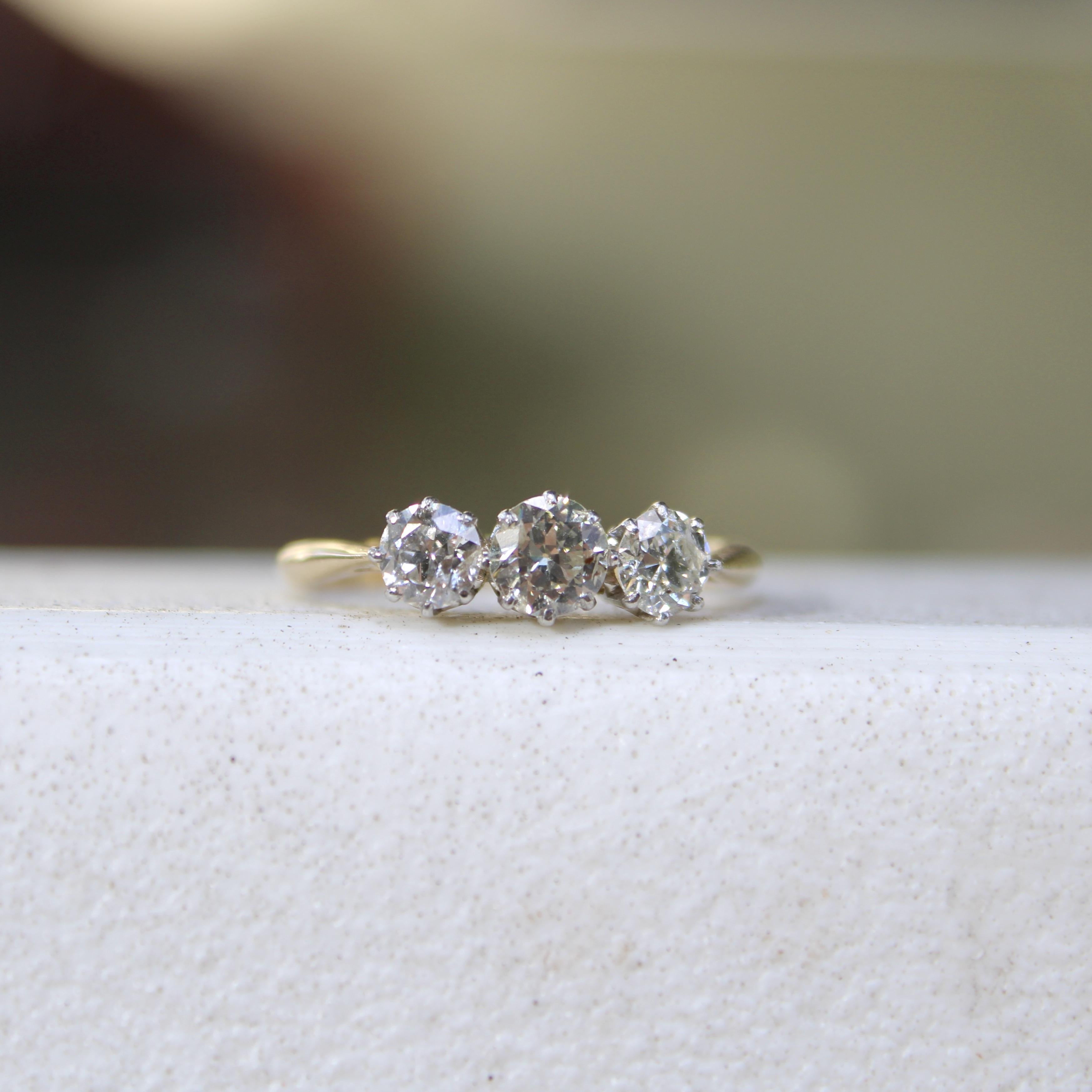 Bague à trois pierres en or 18K et platine, diamant ancien de taille européenne, Art déco en vente 5