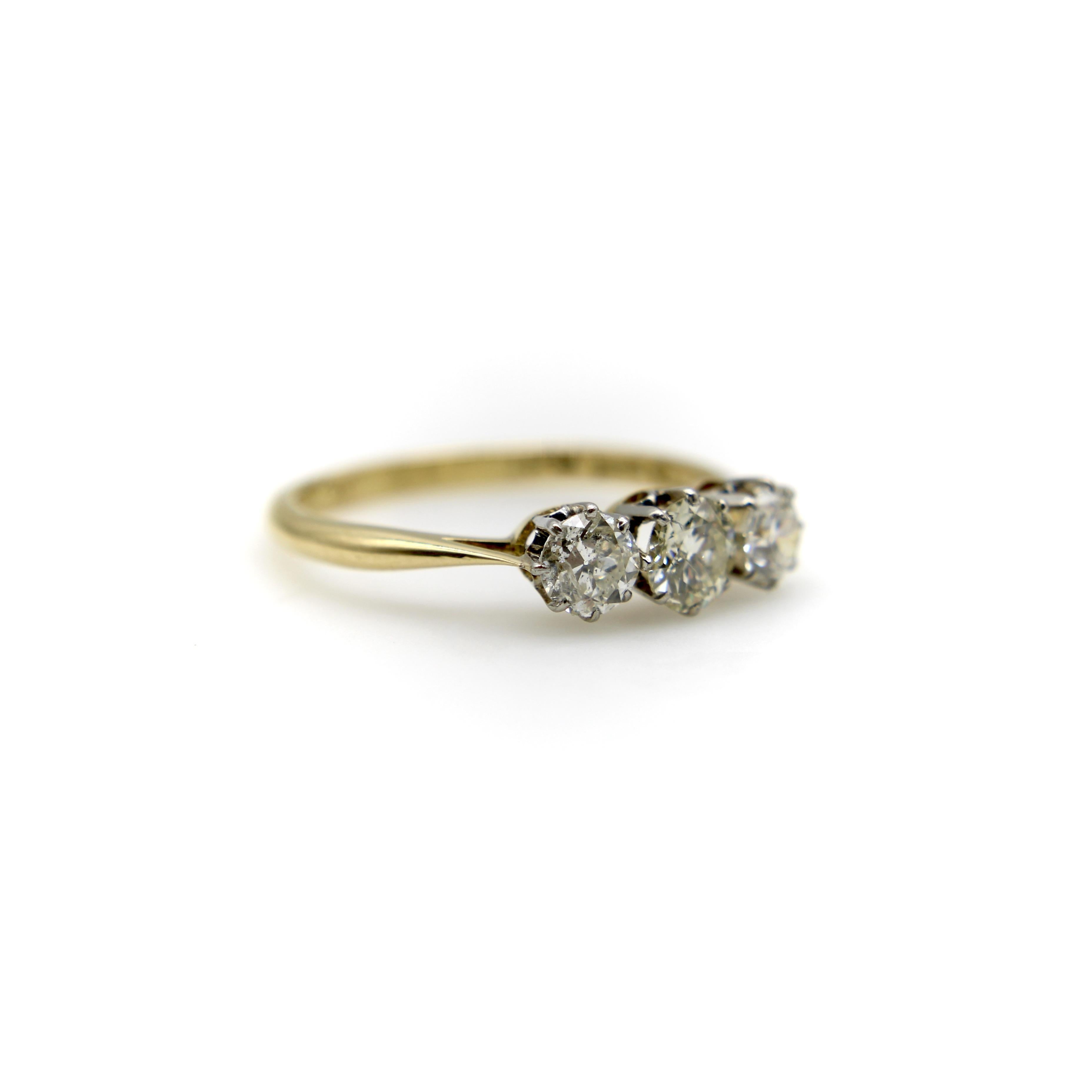 Taille vieille Europe Bague à trois pierres en or 18K et platine, diamant ancien de taille européenne, Art déco en vente