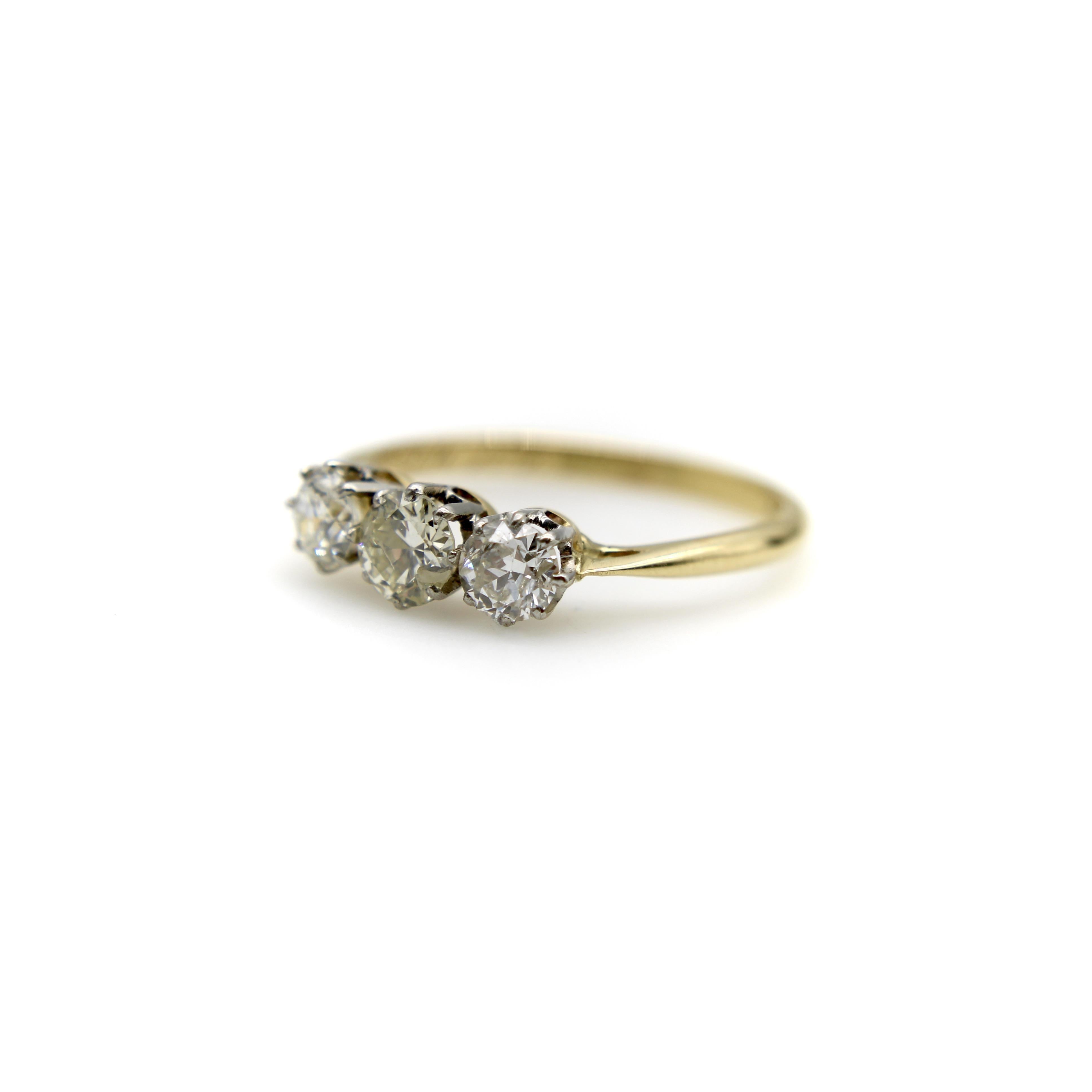 Bague à trois pierres en or 18K et platine, diamant ancien de taille européenne, Art déco Bon état - En vente à Venice, CA
