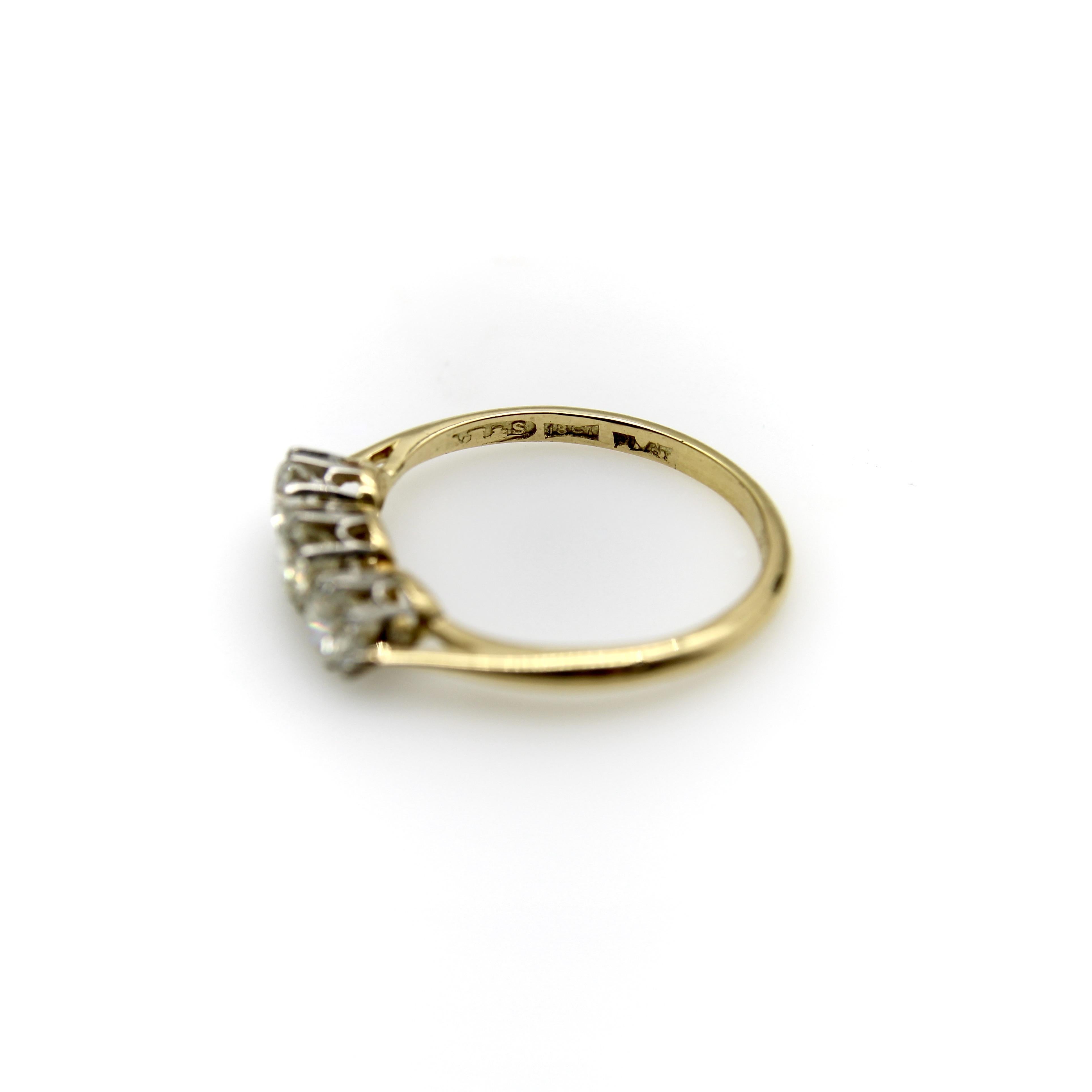 Bague à trois pierres en or 18K et platine, diamant ancien de taille européenne, Art déco en vente 2