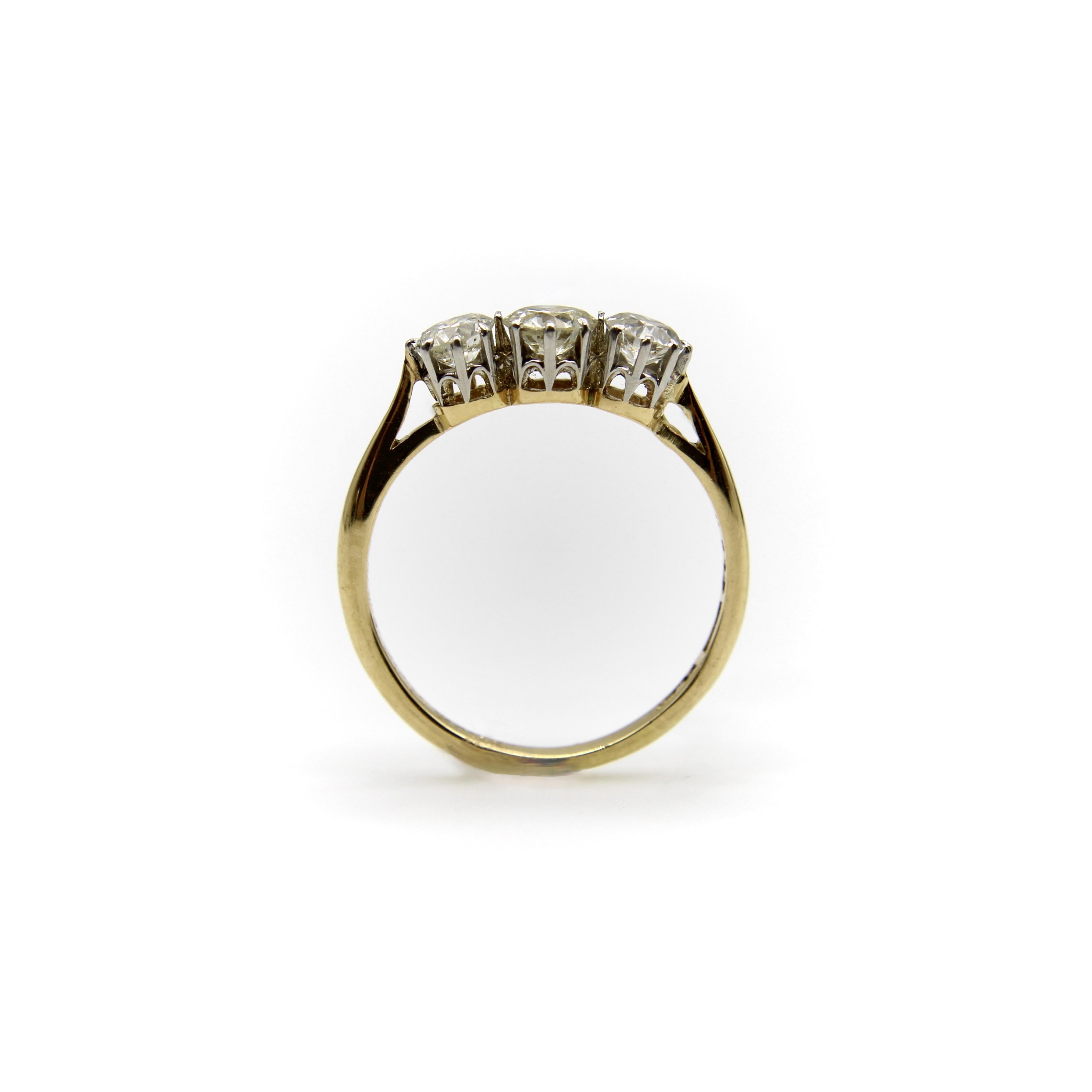 Bague à trois pierres en or 18K et platine, diamant ancien de taille européenne, Art déco en vente 3