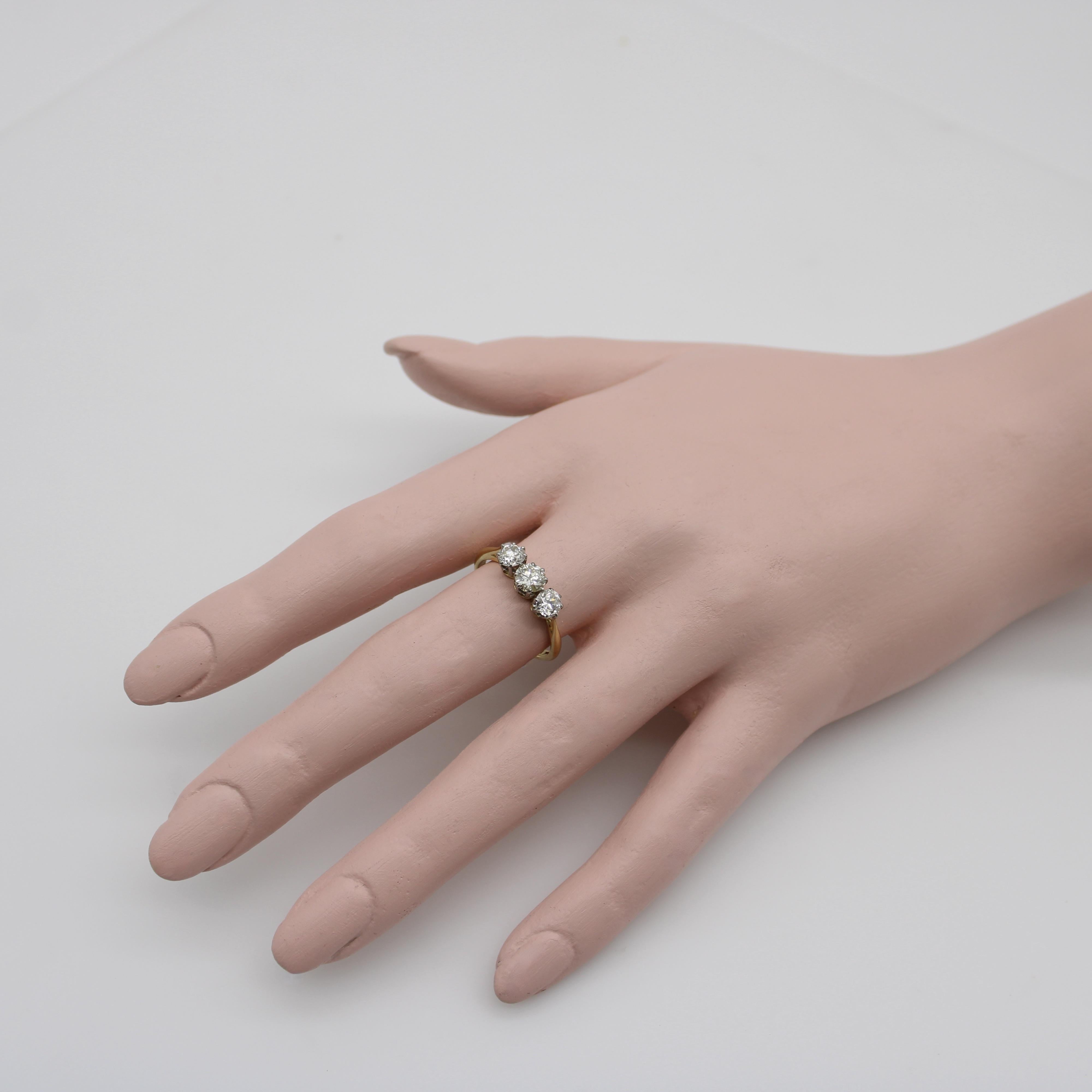 Bague à trois pierres en or 18K et platine, diamant ancien de taille européenne, Art déco en vente 4