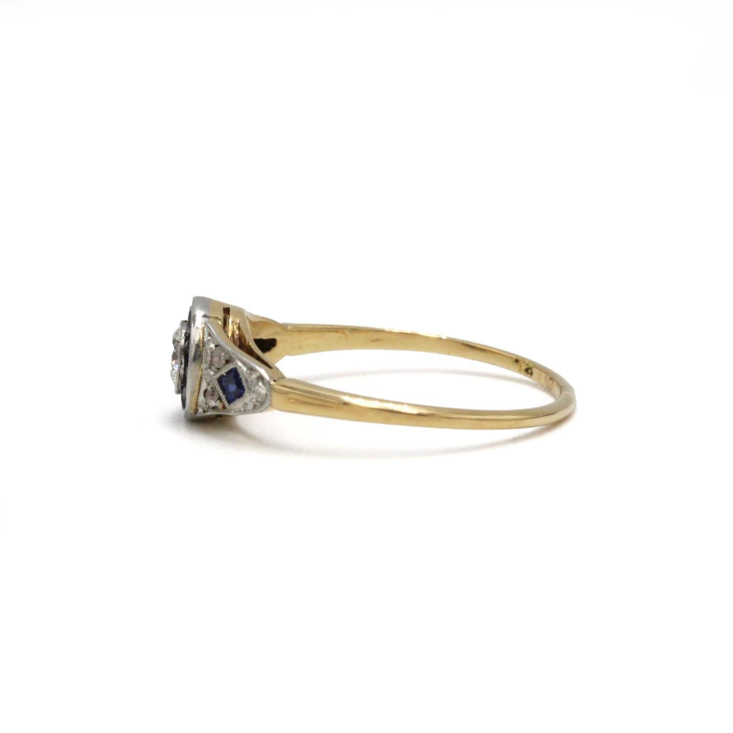 Taglio antico europeo Art Deco 18K Gold Ring with Old-Cut Diamond and Calibrated Sapphires in vendita