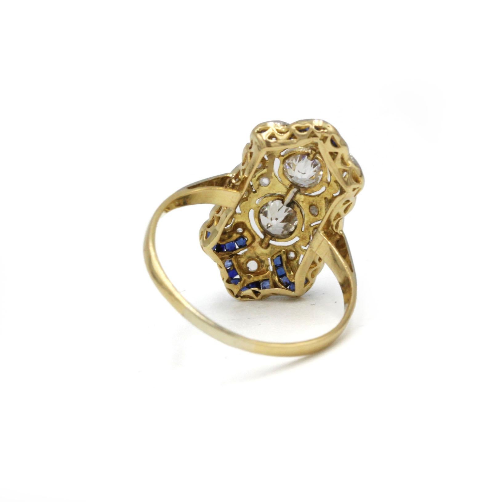 Art Deco 18K Gold Ring with Old European Cut Diamonds and Calibrated Sapphires Pour femmes en vente