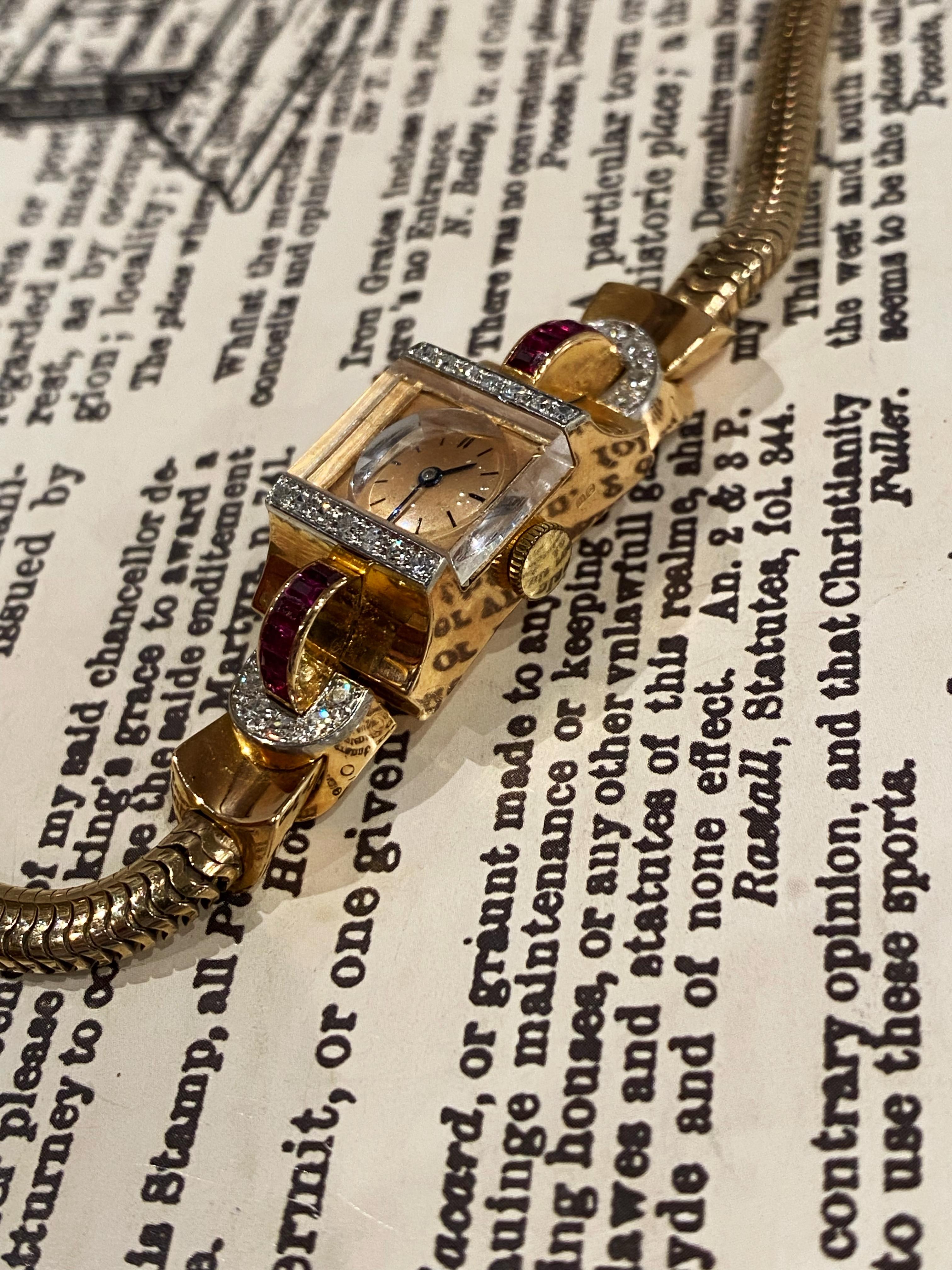 Des détails exquis et des matériaux de la plus haute qualité,
Cette montre-bracelet de cocktail Art-Déco date de 1947-48, 
mais il est en parfait état et fonctionne parfaitement. 

Réalisé en or jaune 18 carats, 
le boîtier de la montre porte les