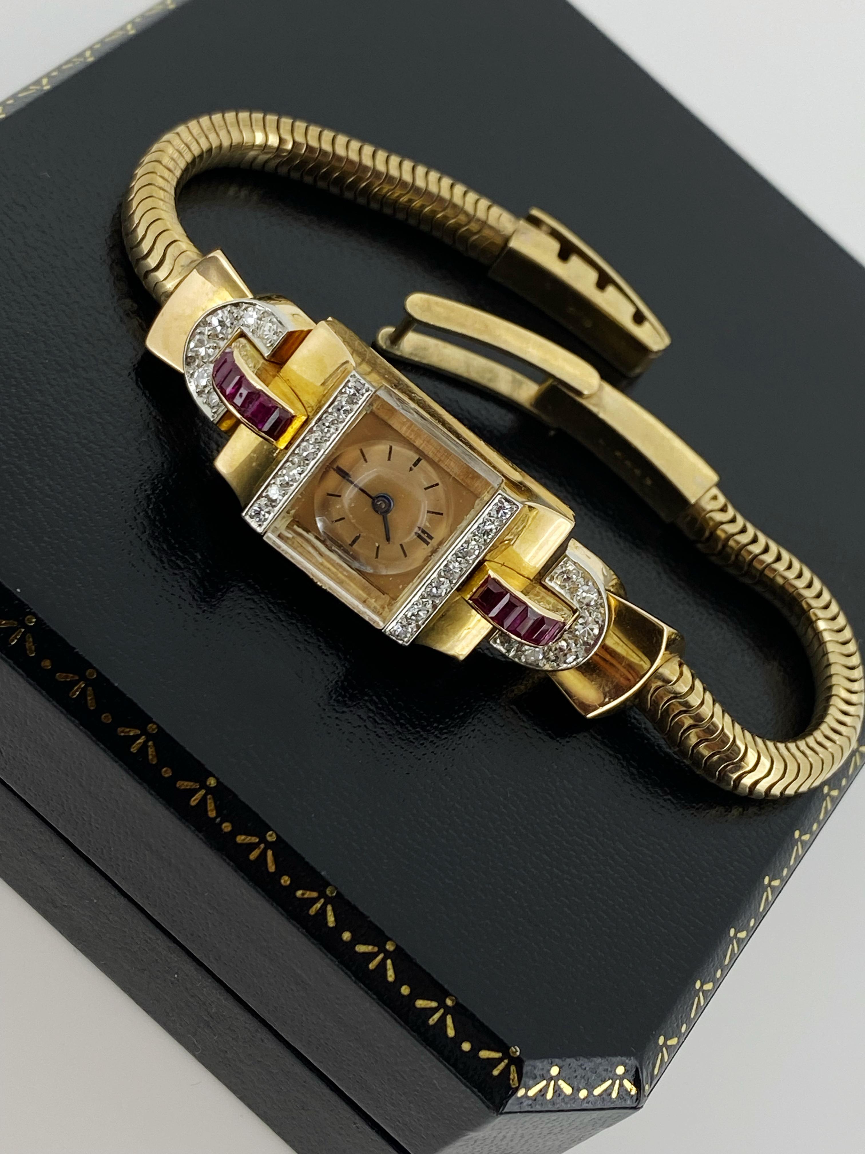Art-Deco 18K Gold, Ruby, Diamond Swiss Snake Band Cocktail Ladies Bracelet Watch Excellent état - En vente à MELBOURNE, AU