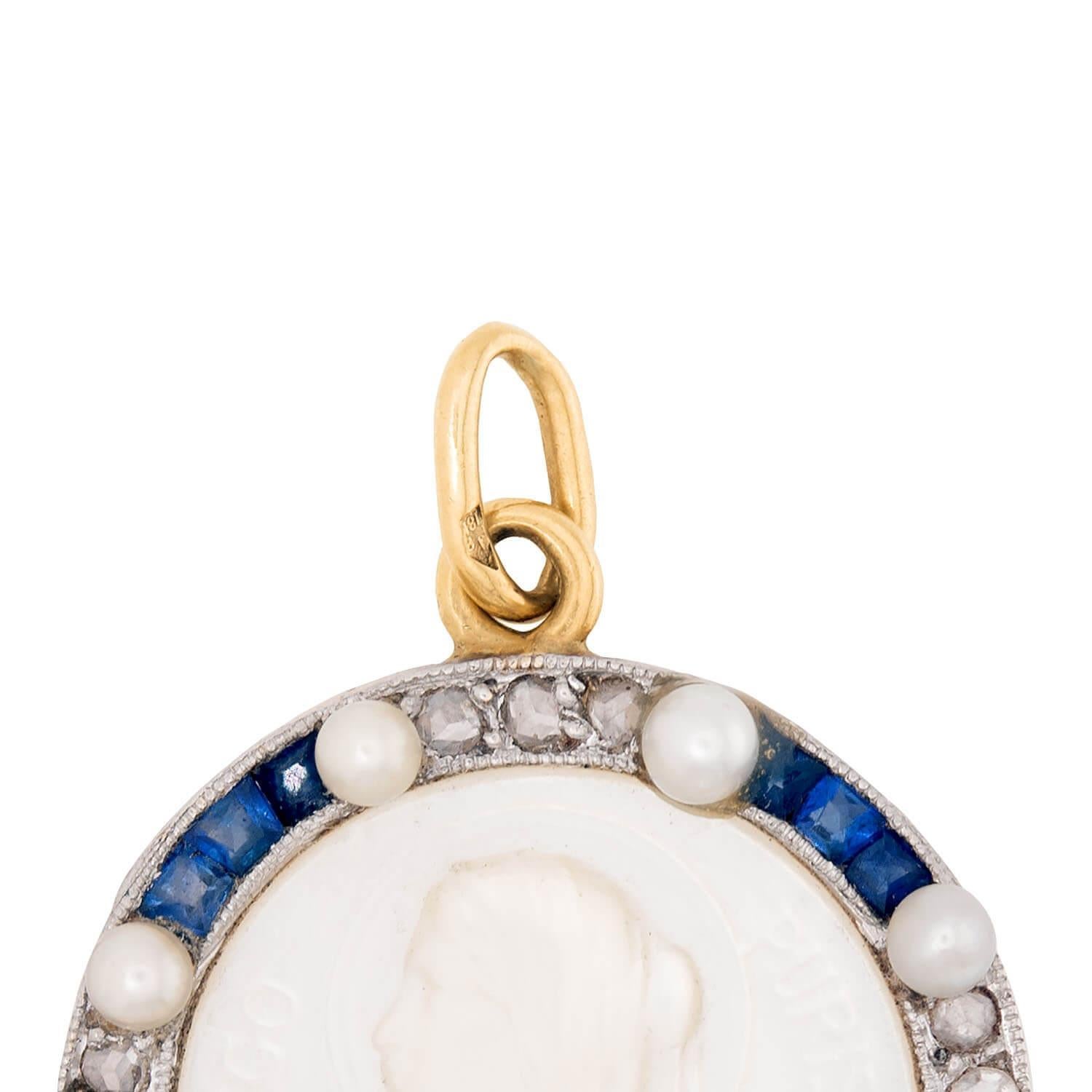 Art Deco 18k Perlmutt, Perle, Saphir und Diamant Kamee-Anhänger im Zustand „Gut“ im Angebot in Narberth, PA