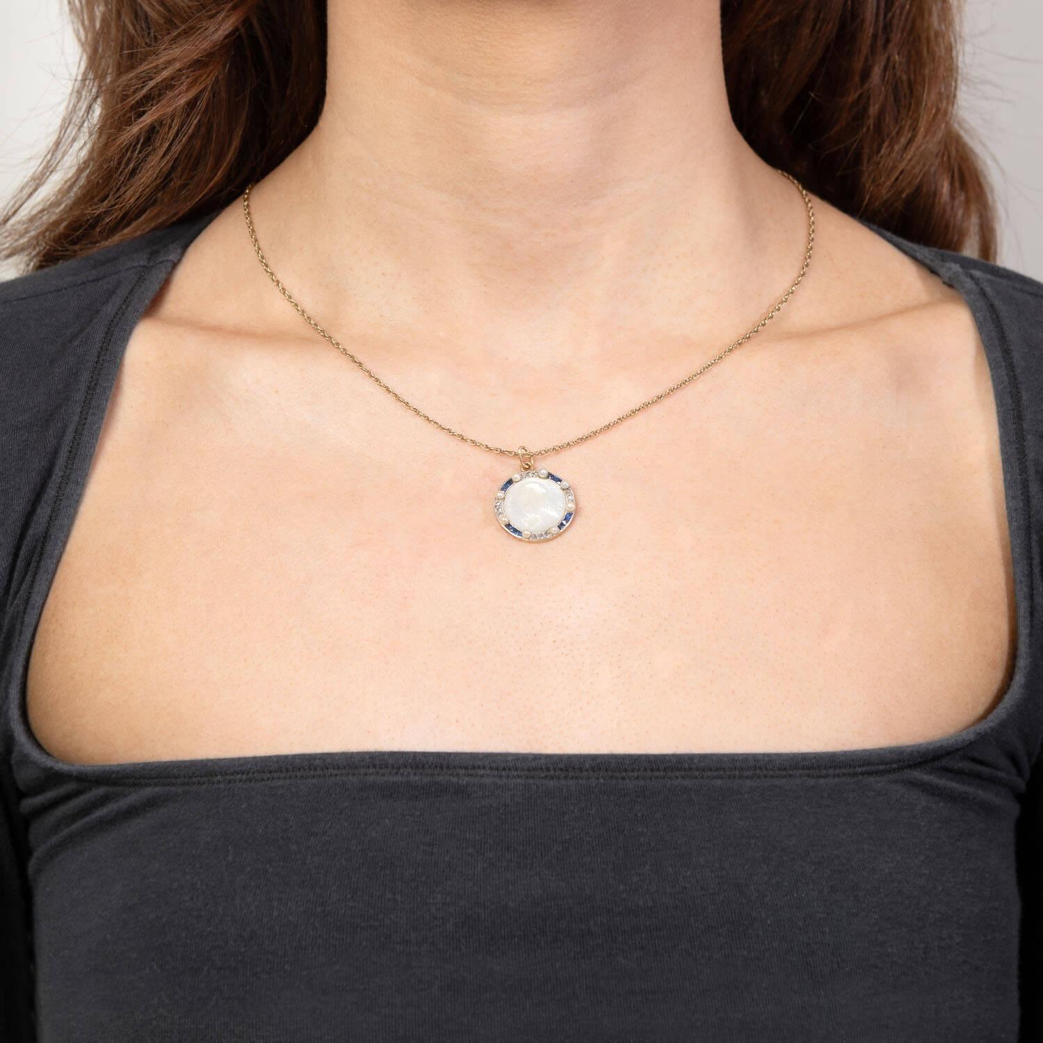 Art Deco 18k Perlmutt, Perle, Saphir und Diamant Kamee-Anhänger Damen im Angebot