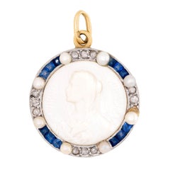 Art Deco 18k Perlmutt, Perle, Saphir und Diamant Kamee-Anhänger