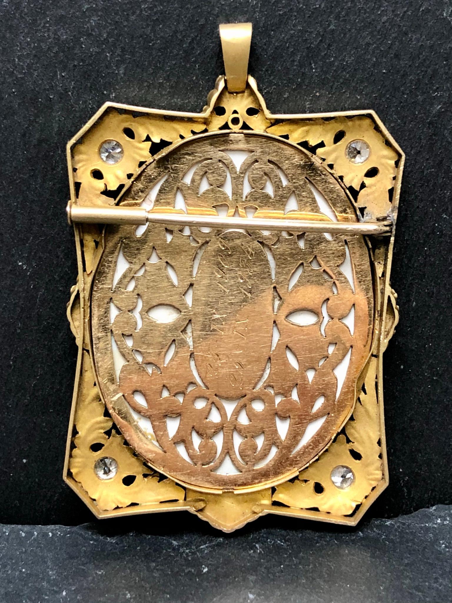 Questo pezzo squisito è diverso da qualsiasi altro che abbiamo mai posseduto o visto. È stato realizzato in oro rosa e giallo a 18 carati e in platino, con una leggera smaltatura verde. I dettagli lavorati a mano sono assolutamente incredibili, così