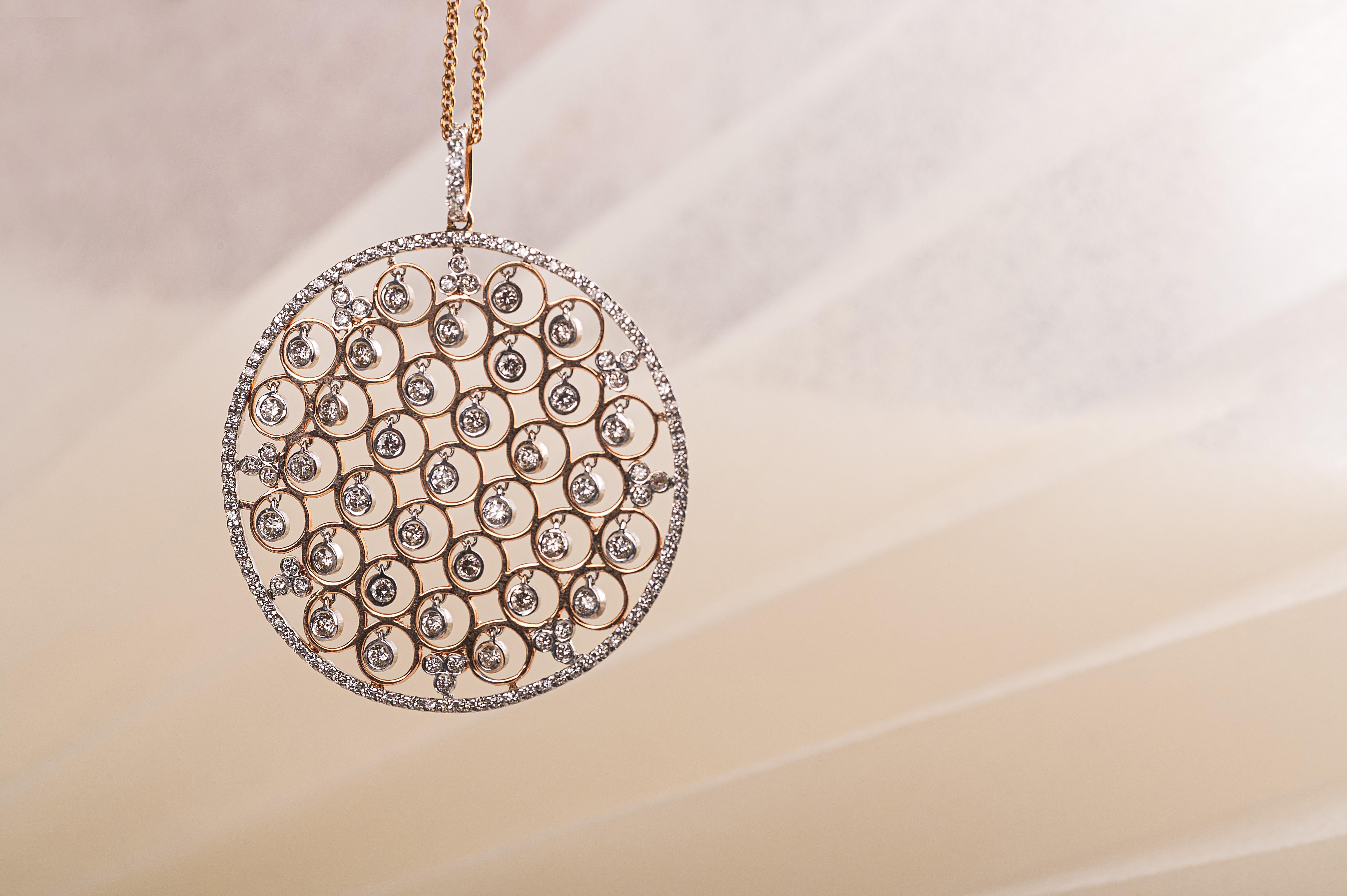 Halskette mit Anhänger im Art-déco-Stil aus 18 Karat Roségold in Kreisform mit Diamanten (Moderne) im Angebot