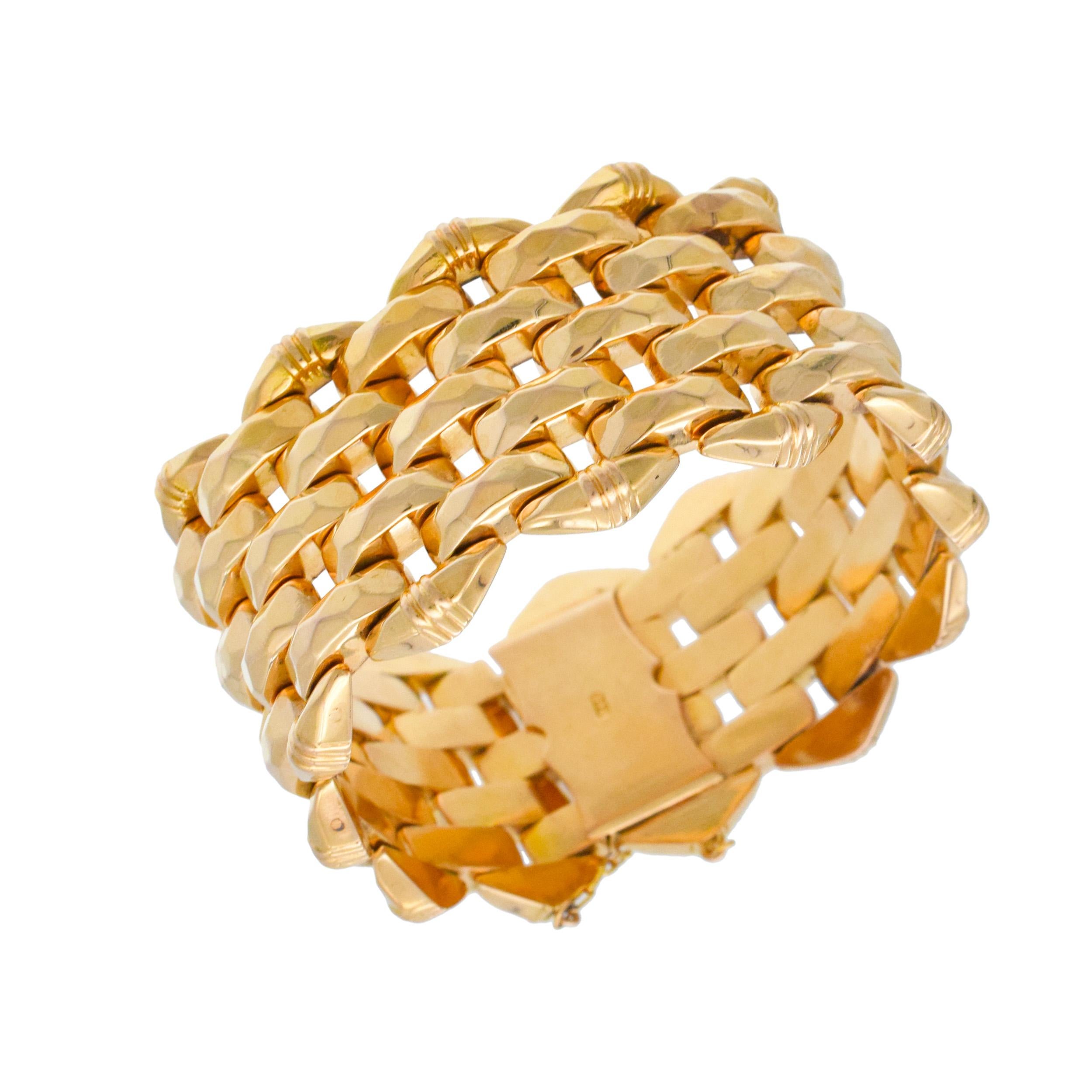 Art Deco 18k Rose Gold Wide Multi Row Bracelet. Le bracelet comporte 7 rangées de maillons allongés avec une finition martelée. Équipé d'un fermoir en forme de boîte et d'un
chaîne de sécurité. Estampillé : 18K. Largeur : 32,5 mm. Longueur :