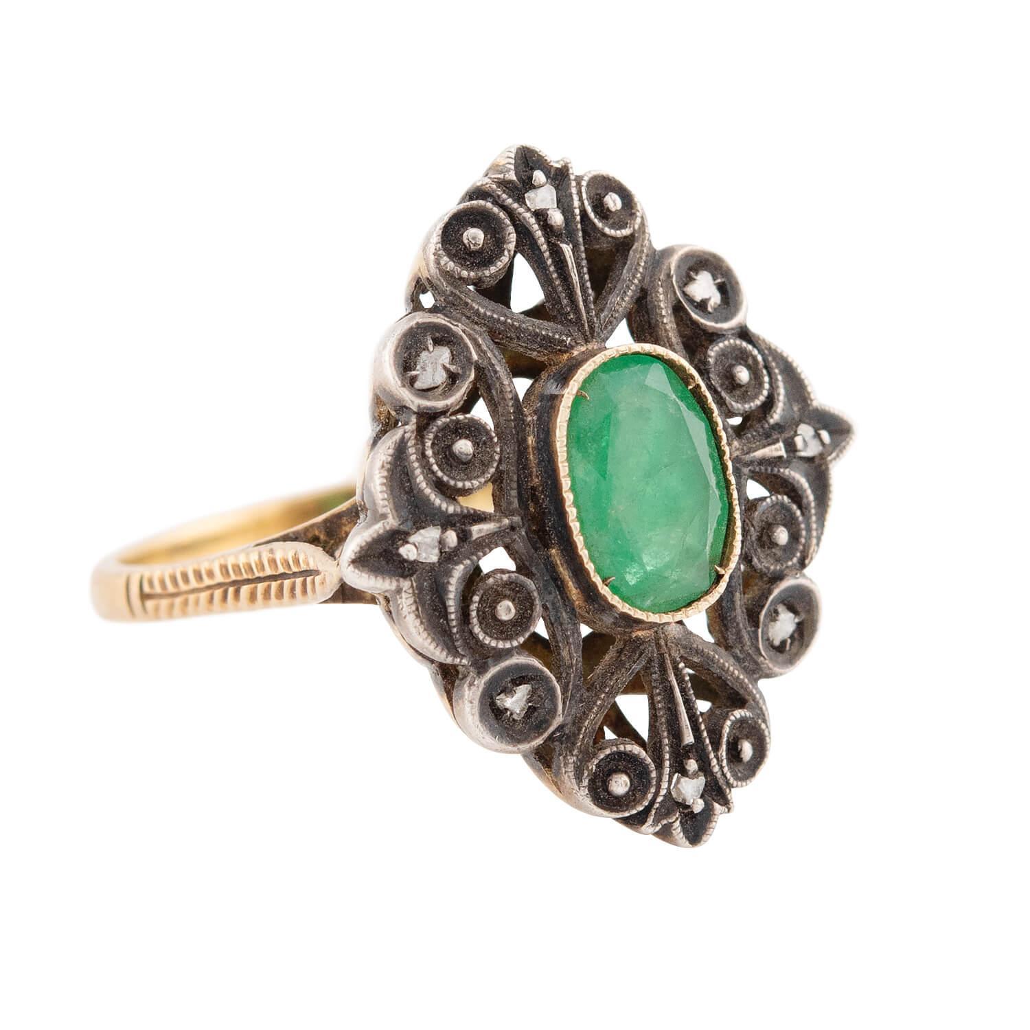 Uno squisito anello con smeraldo dell'epoca Art Deco (ca. 1930)! Realizzato in oro giallo 18 carati e argento sterling, questo anello presenta uno smeraldo centrale dal taglio ovale. Lo smeraldo, splendidamente sfaccettato, è incastonato in una