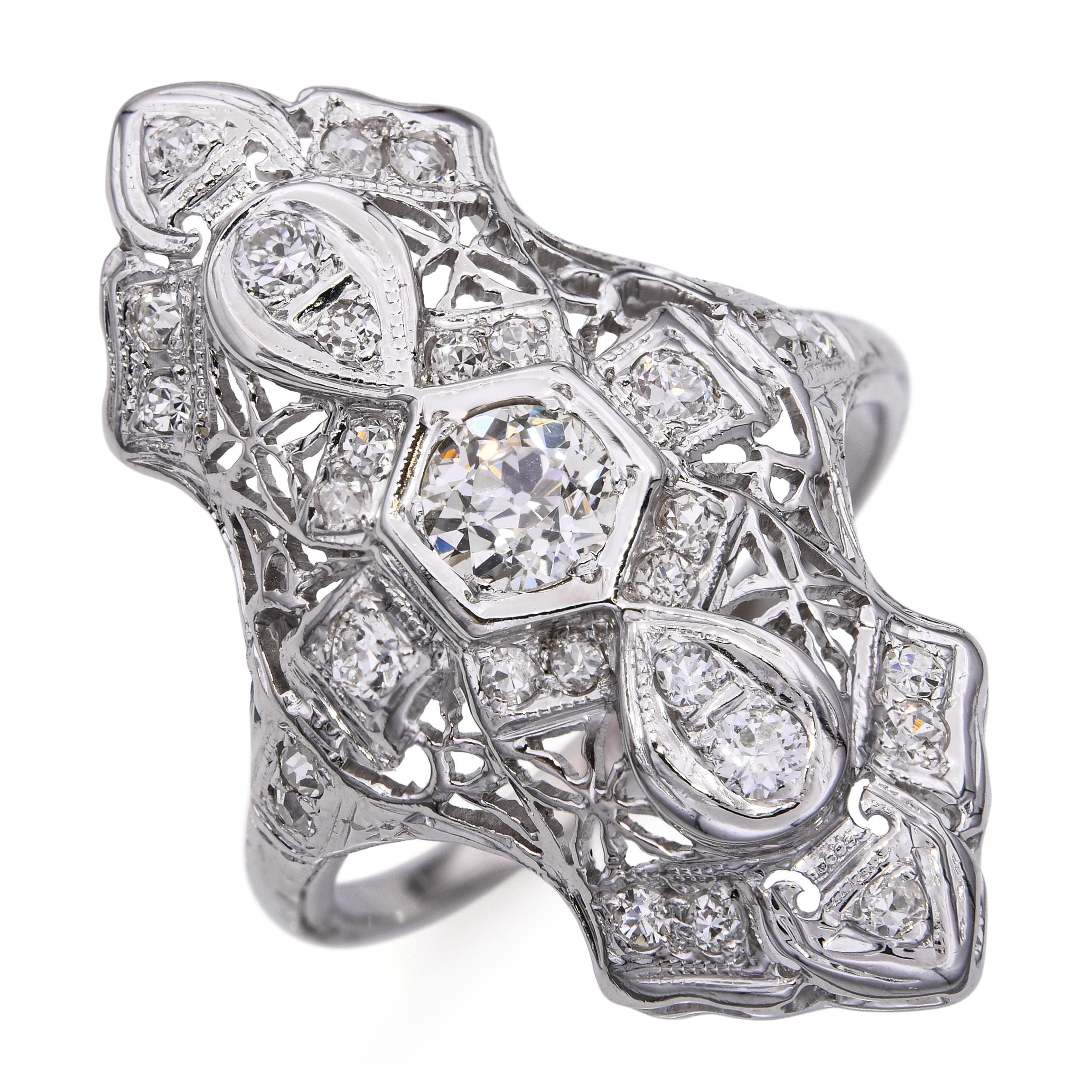 Cette bague de table vintage en or blanc 18 carats est ornée de 0,67 carats de diamants étincelants sertis dans un design filigrané complexe, mettant en valeur un savoir-faire exceptionnel et une élégance intemporelle. Le délicat ajourage rehausse