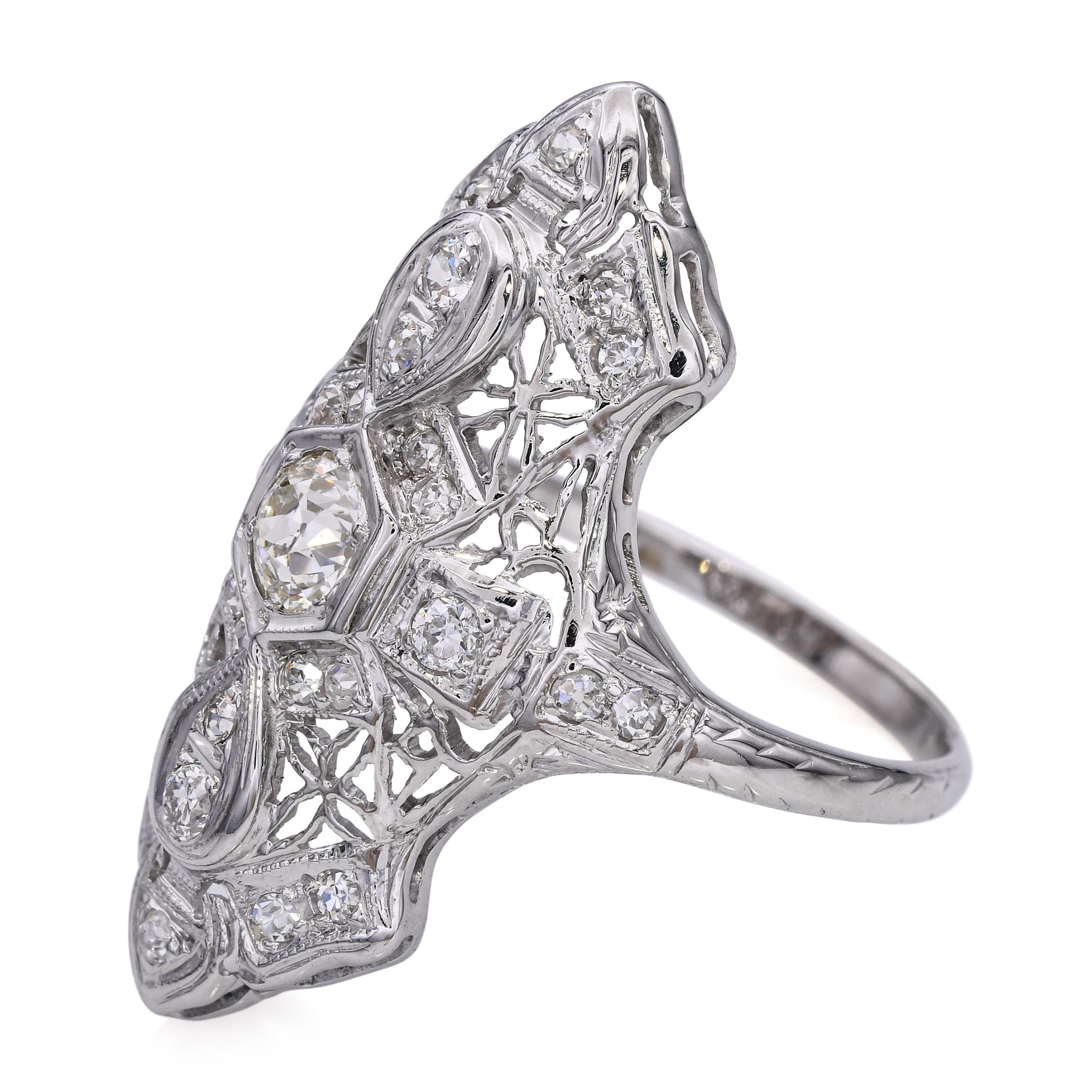 Bague Art Déco en or blanc 18 carats 0.67tcw Diamant Filigree Shield Bon état - En vente à New York, NY