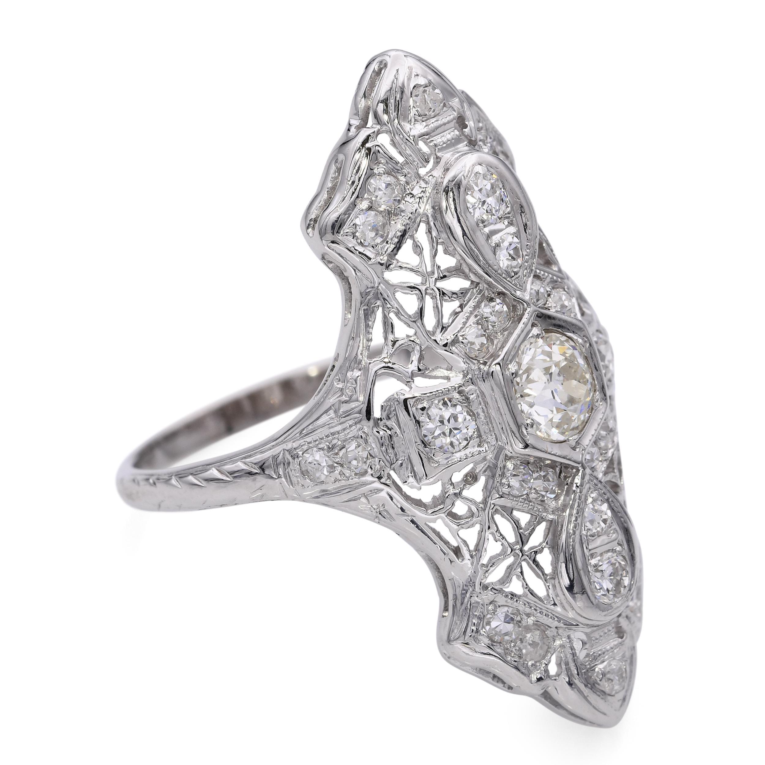 Bague Art Déco en or blanc 18 carats 0.67tcw Diamant Filigree Shield en vente 1