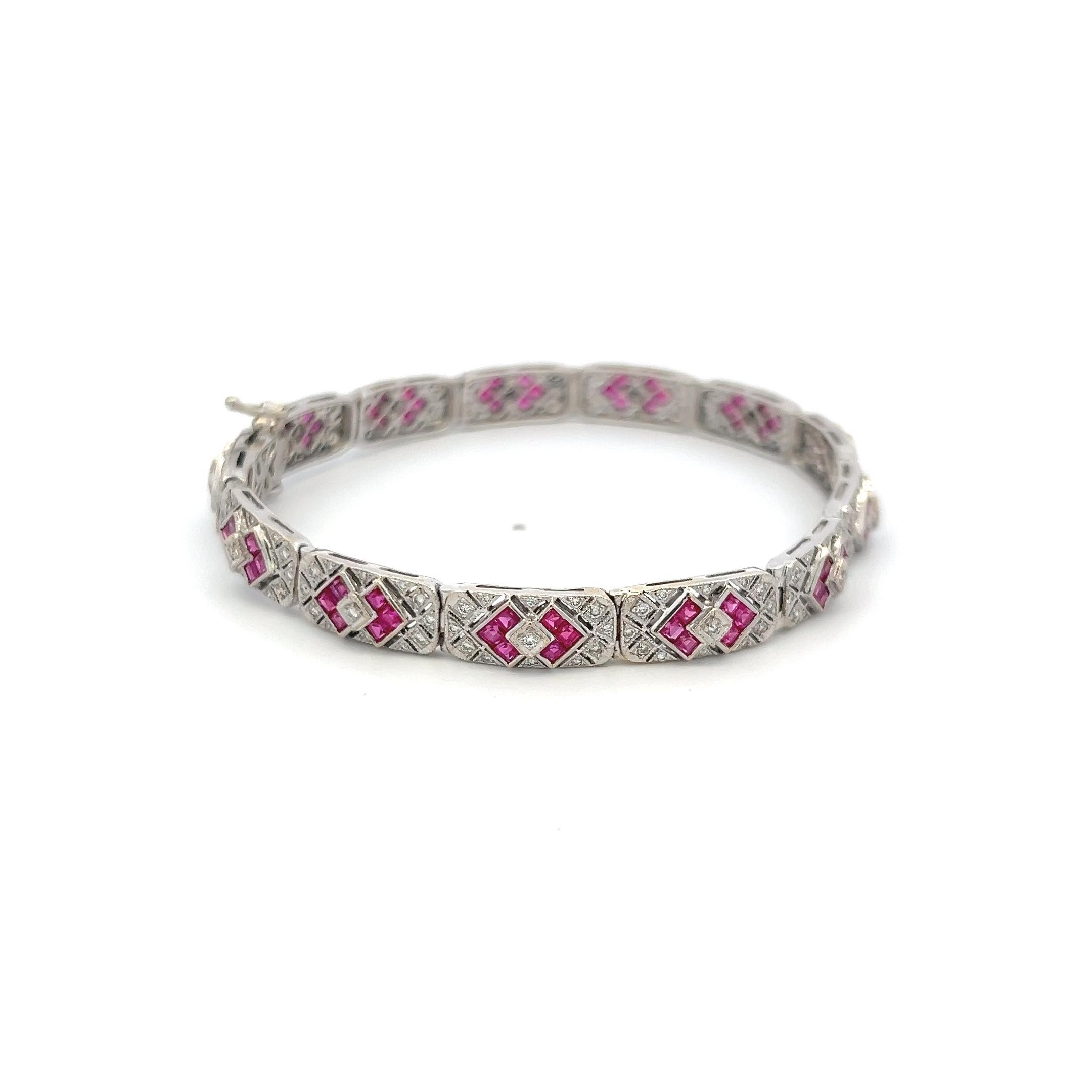 Titolo:
Questo squisito braccialetto Art Deco presenta una splendida combinazione di 2,50 carati di vividi rubini taglio principessa e 1,10 carati di scintillanti diamanti Old European Cut H/VS. Ciascuna maglia presenta motivi geometrici classici,