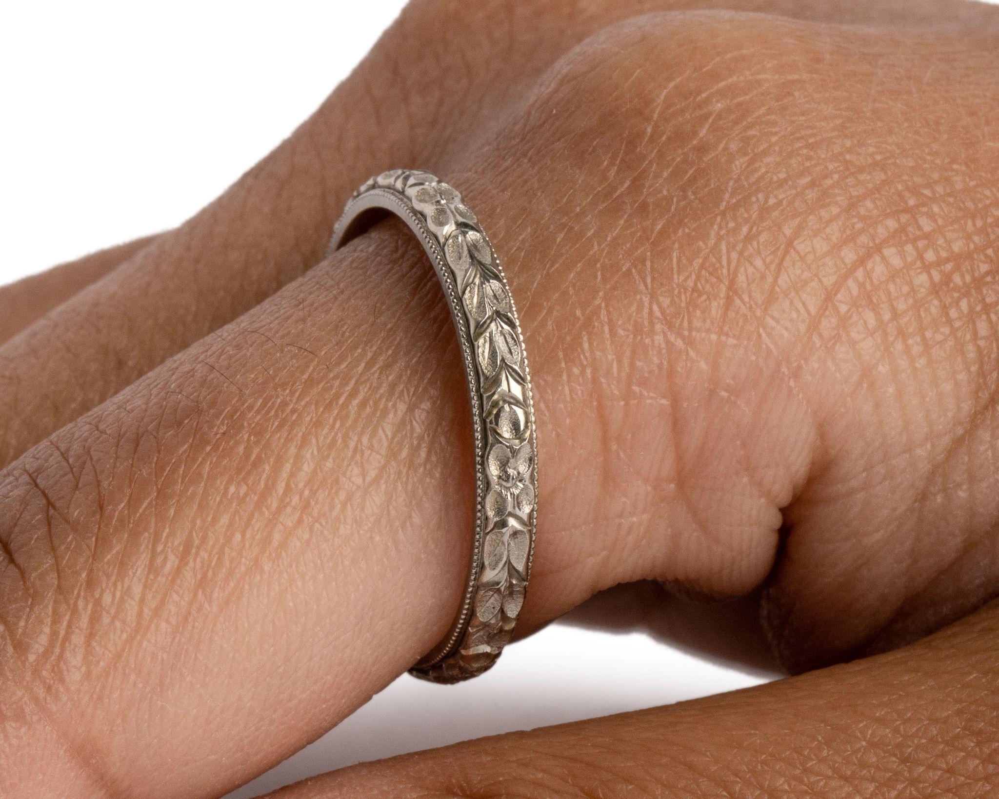 Hier haben wir einen klassischen:: eleganten und schlichten Ehering. Gefertigt aus 18 Karat Weißgold:: mit einer sichtbaren Punzierung im Inneren des Schaftes:: versprüht diese Schönheit antiken Charme! Sie stammt aus den 1930er Jahren:: dem Ende