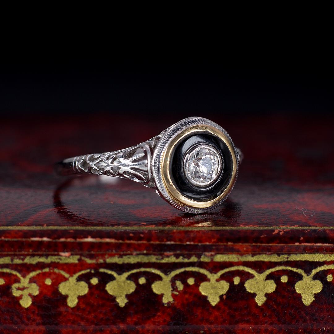 Women's or Men's Art Deco 18 Karat White Gold, Diamond and Onyx Solitaire Ring, 1930s