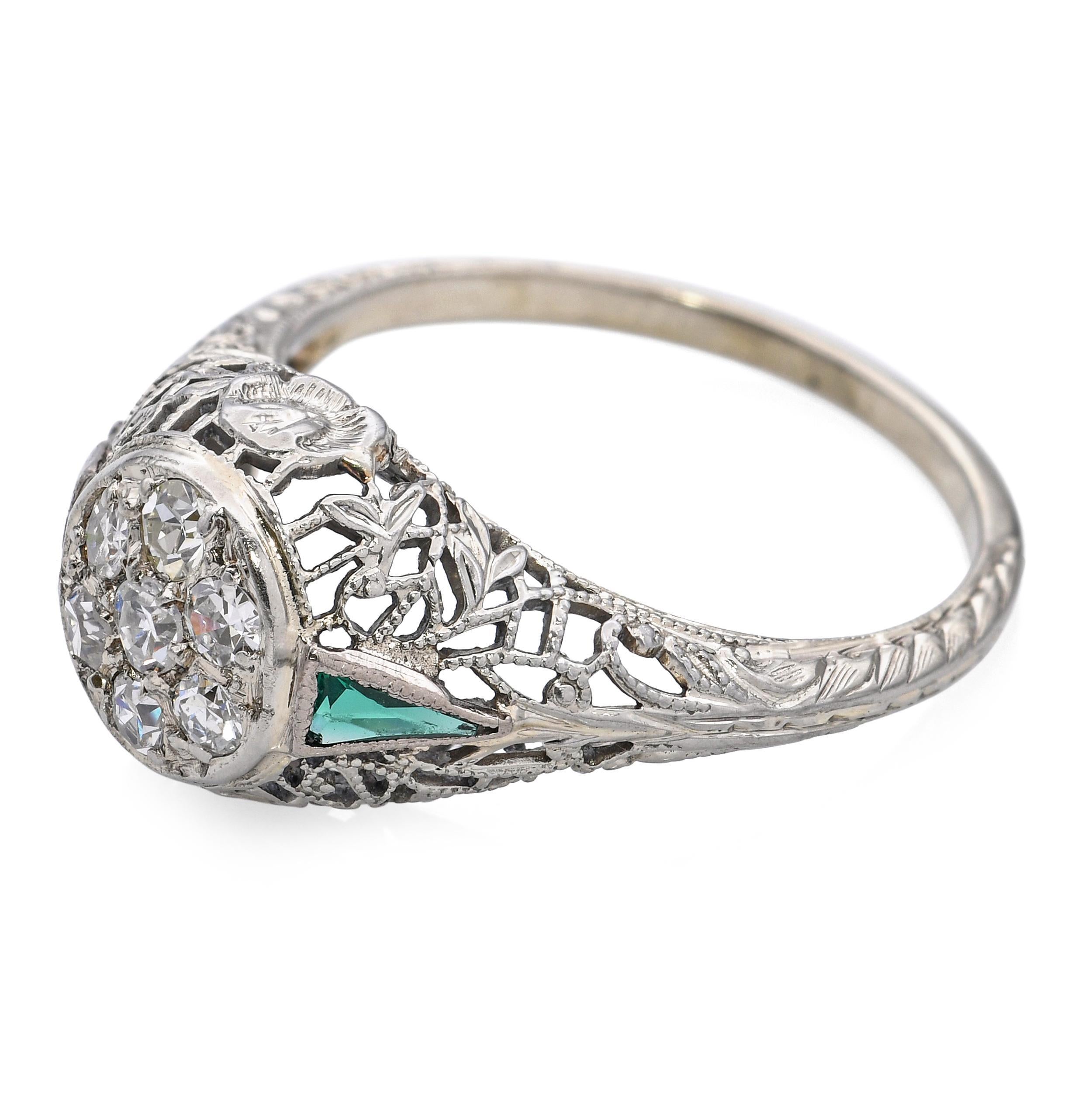Art Deco 18k Weißgold Diamant und synthetischer Smaragd Filigraner Ring (Alteuropäischer Schliff) im Angebot