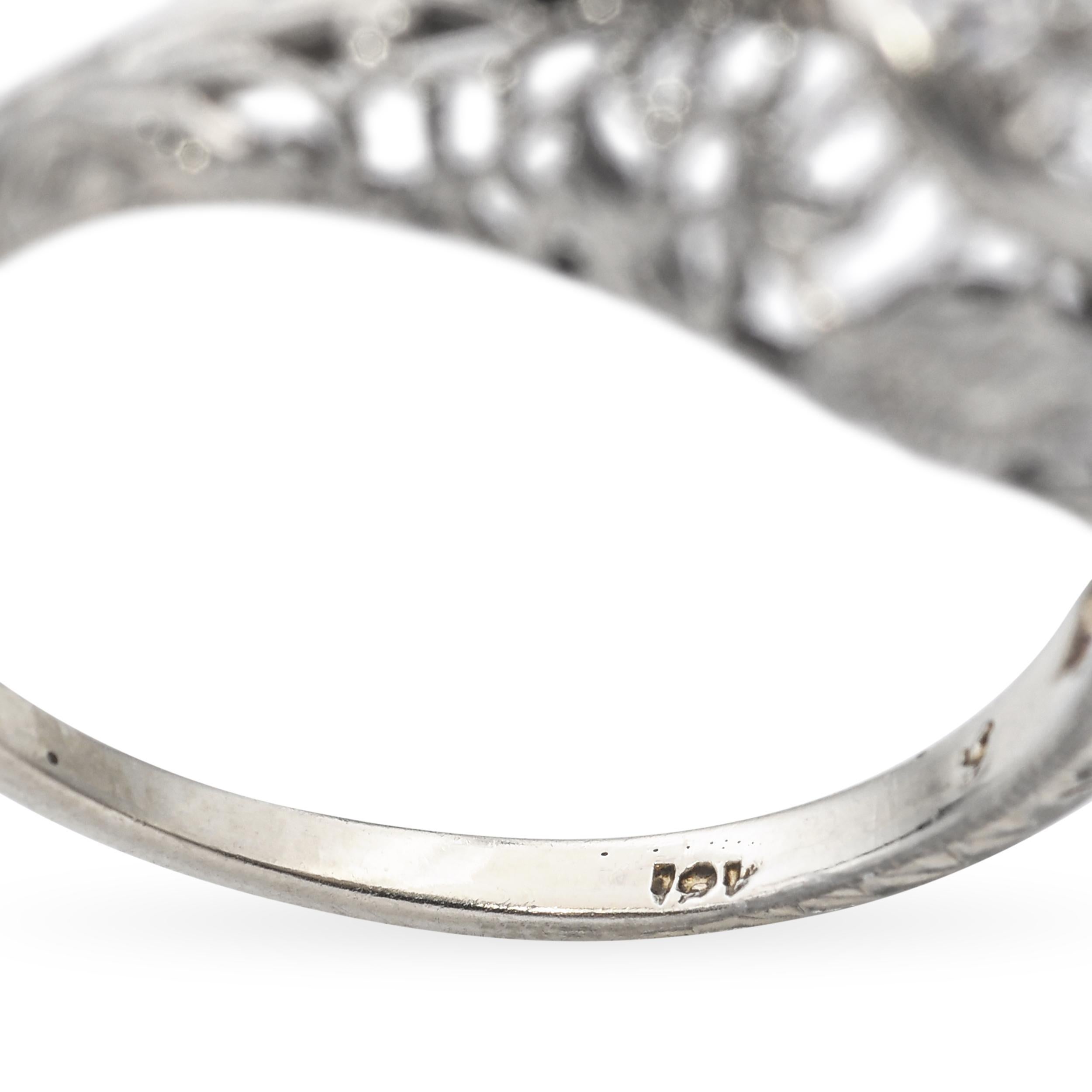 Art Deco 18k Weißgold Diamant und synthetischer Smaragd Filigraner Ring Damen im Angebot